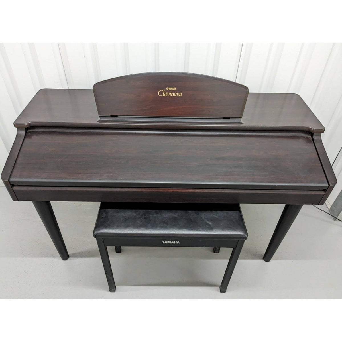 Đàn piano điện Yamaha CVP-105 Clavinova màu gỗ tối tại Tân Nhạc Cụ với thiết kế dáng tủ sang trọng và ghế đi kèm