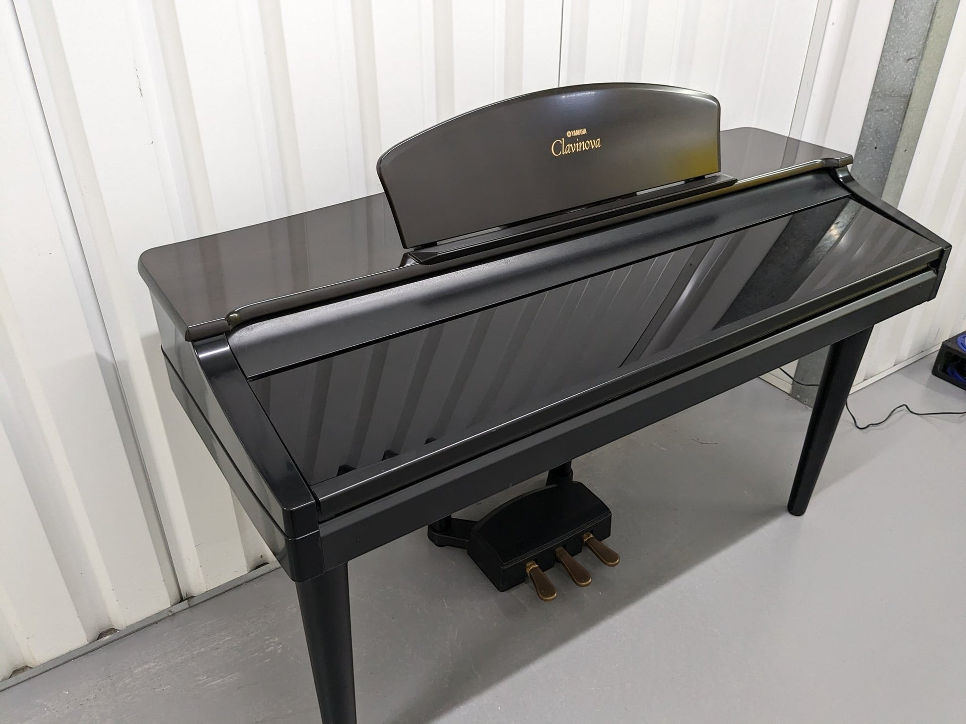 Đàn piano điện Yamaha CVP-107 màu đen bóng sang trọng tại TÂN NHẠC CỤ, thiết kế Clavinova với 3 pedal chắc chắn.