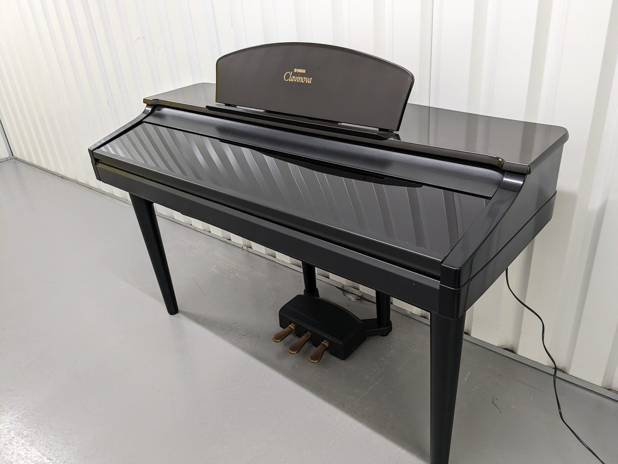 Đàn piano điện Yamaha CVP-107 màu đen bóng sang trọng tại Tân Nhạc Cụ, thiết kế hiện đại với 3 pedal chắc chắn.