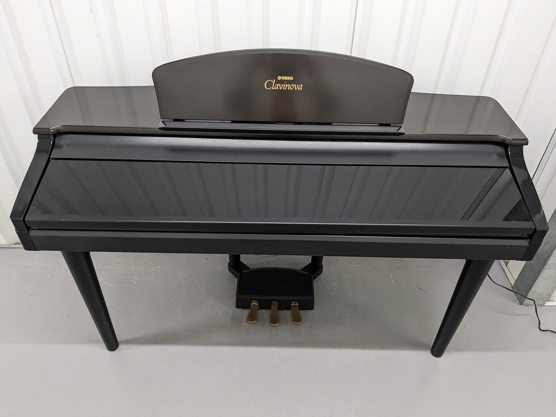 Đàn piano điện Yamaha CVP-107 màu đen bóng sang trọng tại TÂN NHẠC CỤ, thiết kế hiện đại với 3 pedal chắc chắn.