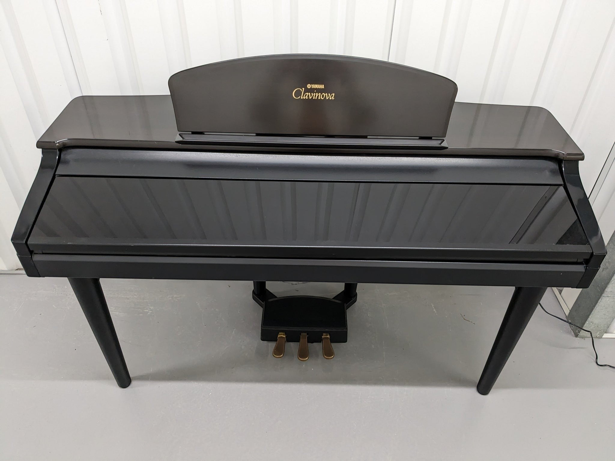 Đàn piano điện Yamaha CVP-107 màu đen bóng sang trọng tại TÂN NHẠC CỤ, thiết kế hiện đại với 3 pedal chắc chắn.