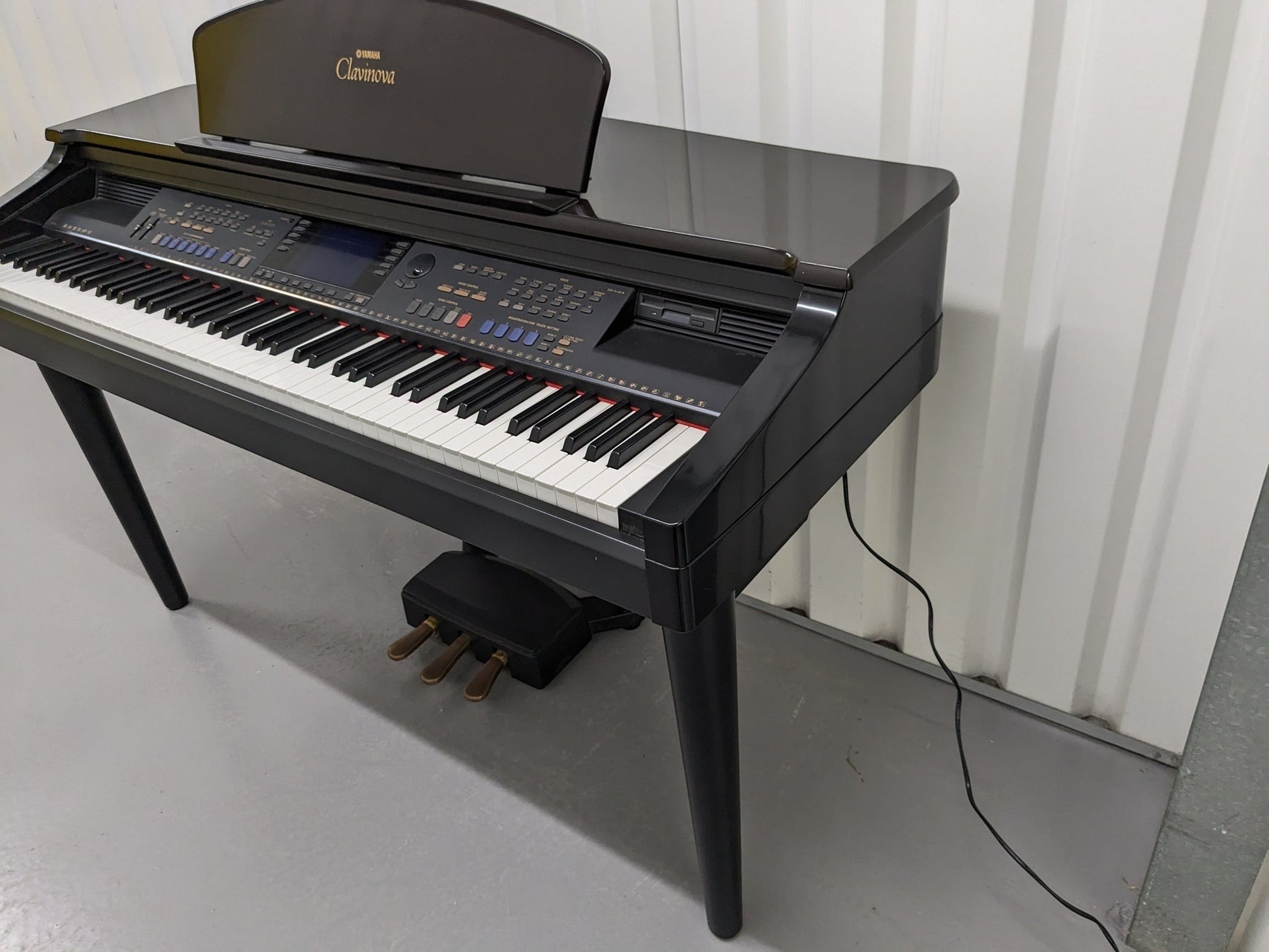 Đàn piano điện Yamaha CVP107 màu đen bóng sang trọng tại TÂN NHẠC CỤ với thiết kế 88 phím búa GH đa năng