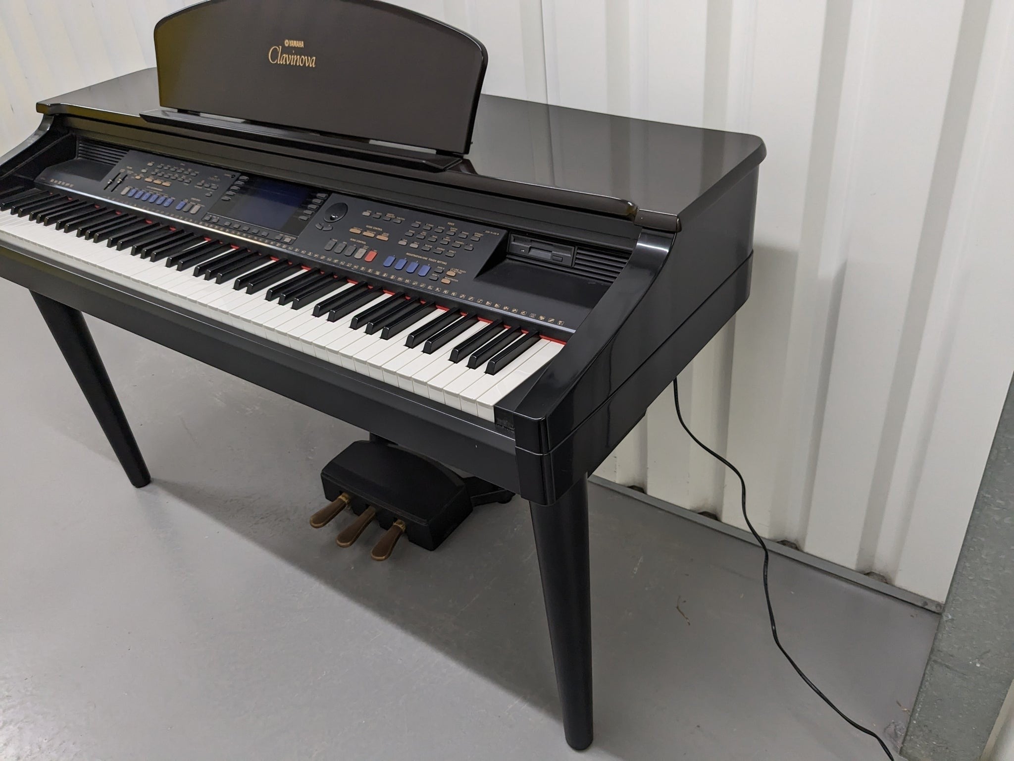 Đàn piano điện Yamaha CVP107 màu đen bóng sang trọng tại TÂN NHẠC CỤ với thiết kế 88 phím búa GH đa năng