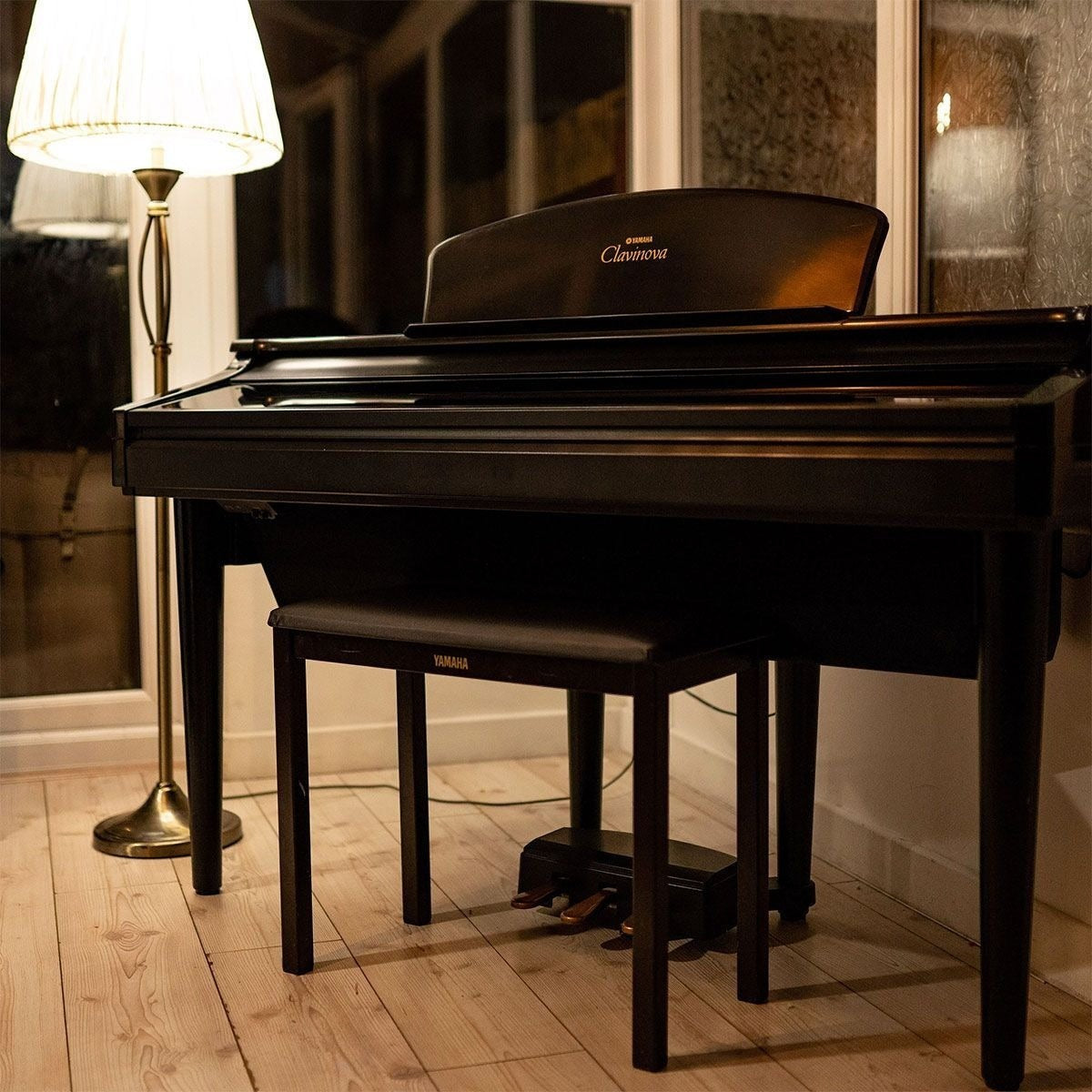 Đàn piano điện Yamaha CVP107 màu đen sang trọng tại Tân Nhạc Cụ, thiết kế Clavinova với ghế đàn đi kèm