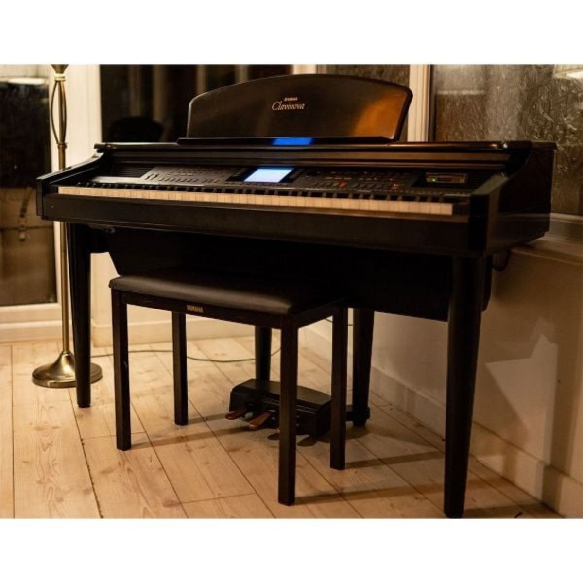 Đàn piano điện Yamaha CVP-107 màu đen sang trọng tại Tân Nhạc Cụ với thiết kế 88 phím búa GH và màn hình hiển thị