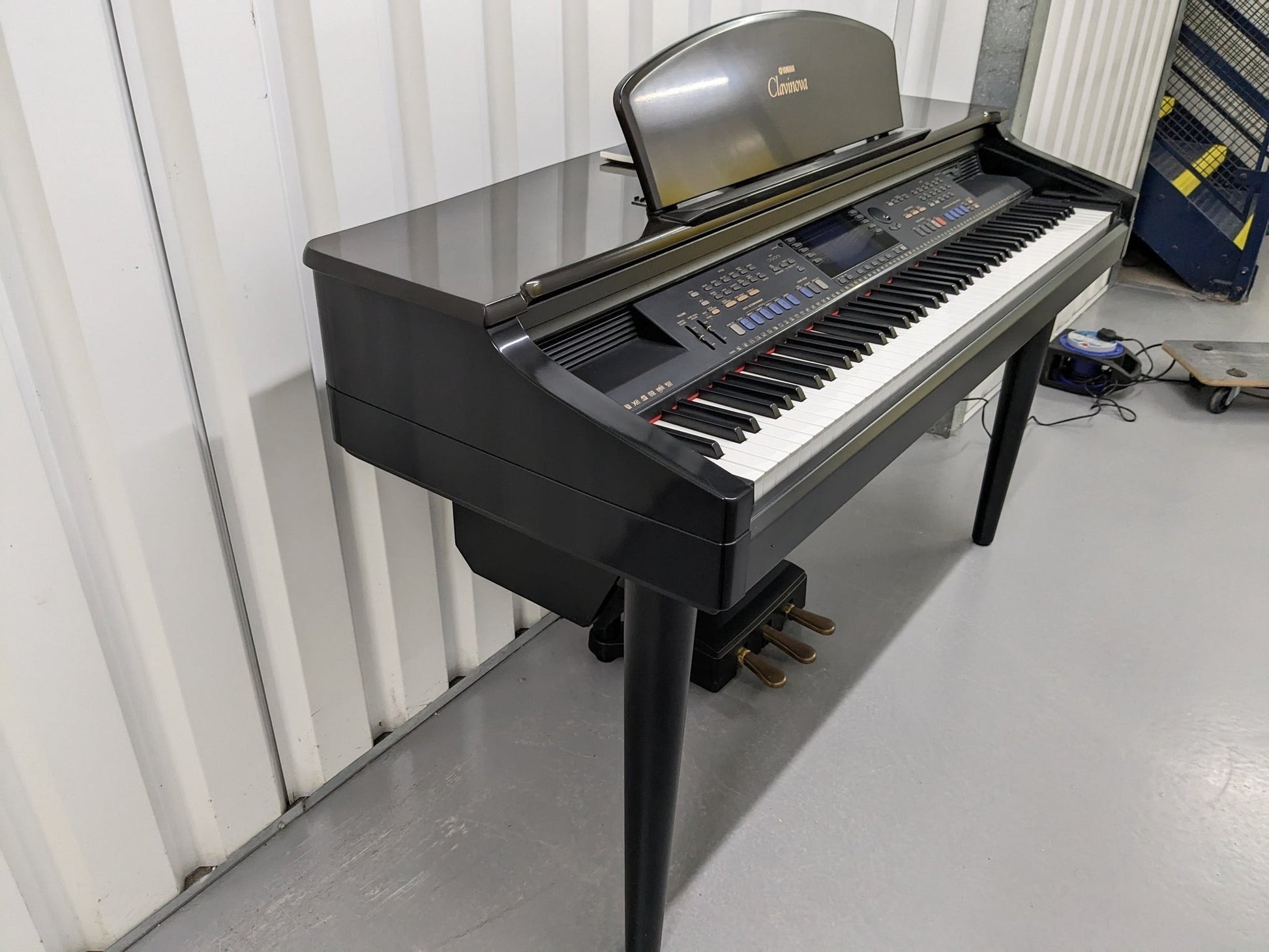 Đàn piano điện Yamaha CVP-107 màu đen sang trọng với bàn phím búa GH tại Tân Nhạc Cụ