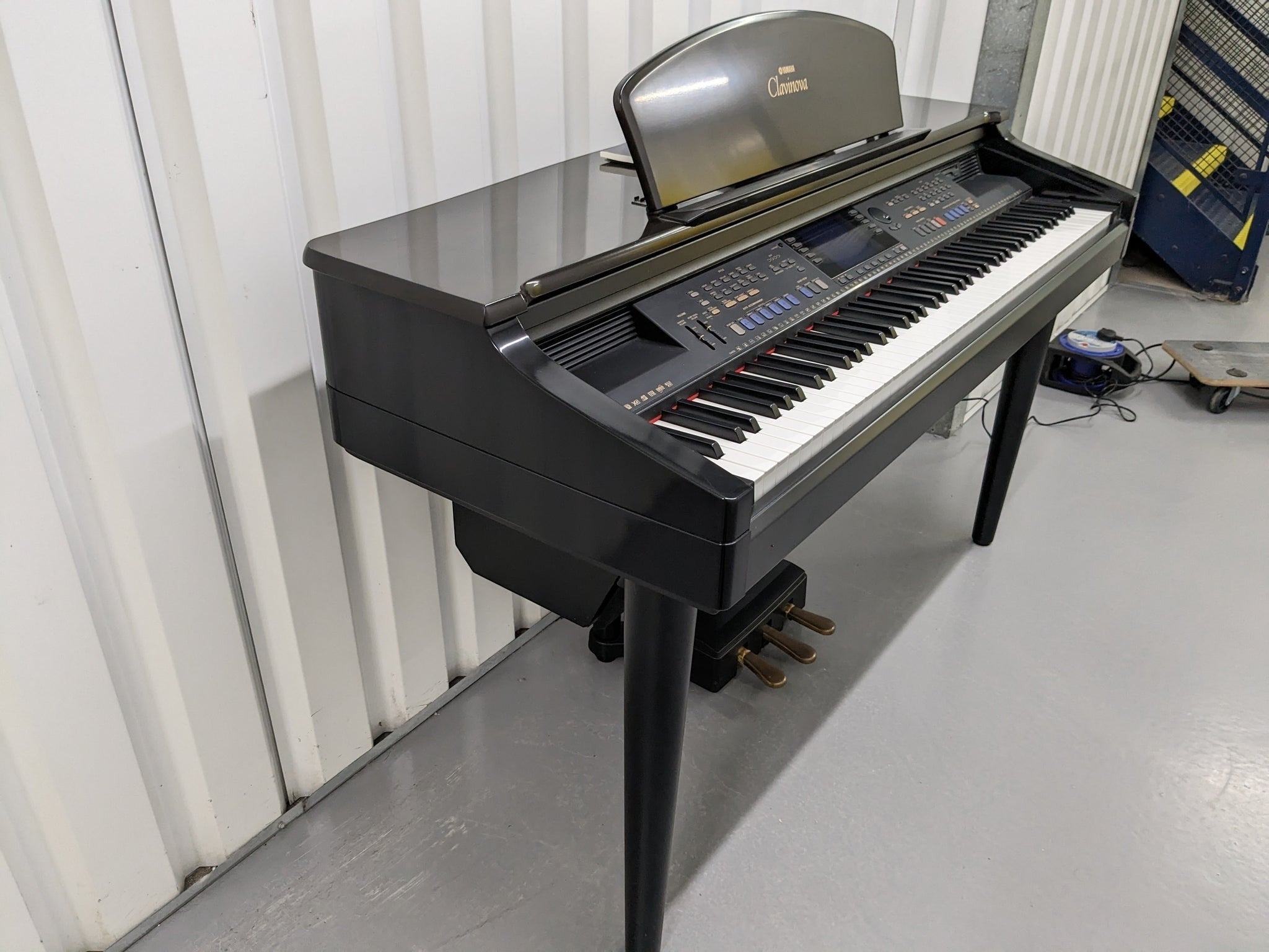 Đàn piano điện Yamaha CVP-107 màu đen sang trọng với bàn phím búa GH tại Tân Nhạc Cụ