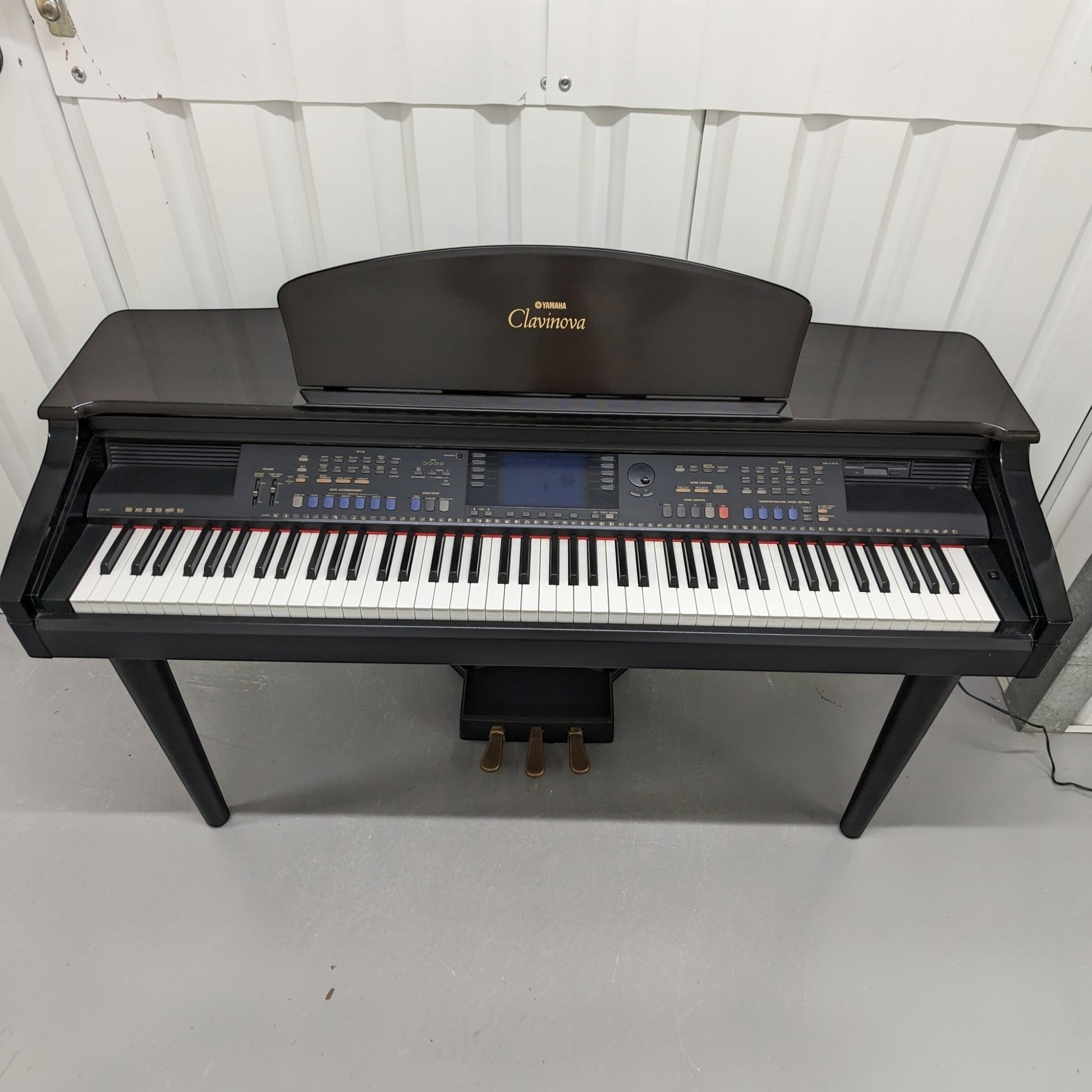 Đàn piano điện Yamaha CVP-107 màu đen sang trọng tại Tân Nhạc Cụ với bàn phím búa 88 phím và màn hình điều khiển