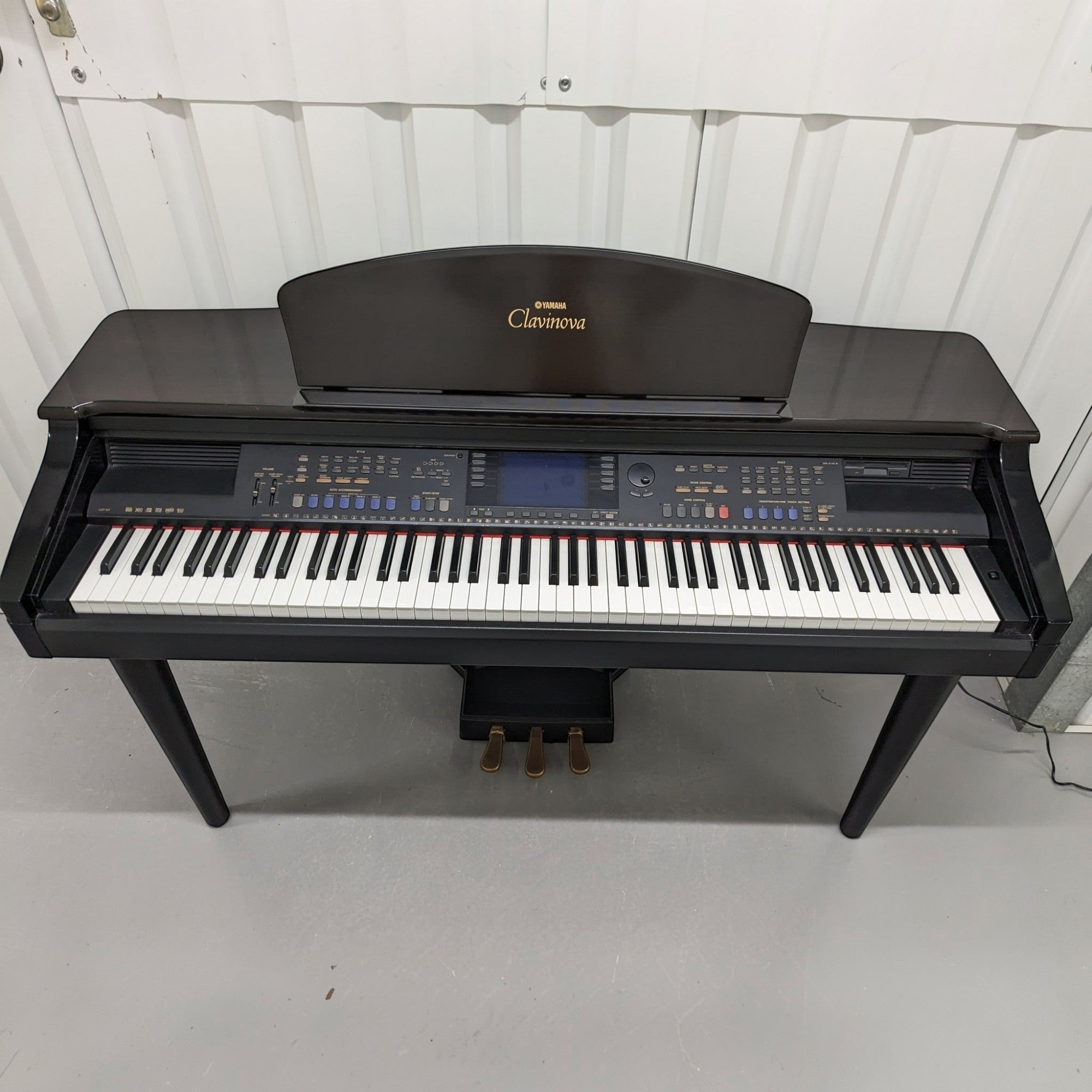 Đàn piano điện Yamaha CVP-107 màu đen sang trọng tại Tân Nhạc Cụ với bàn phím búa 88 phím và màn hình điều khiển