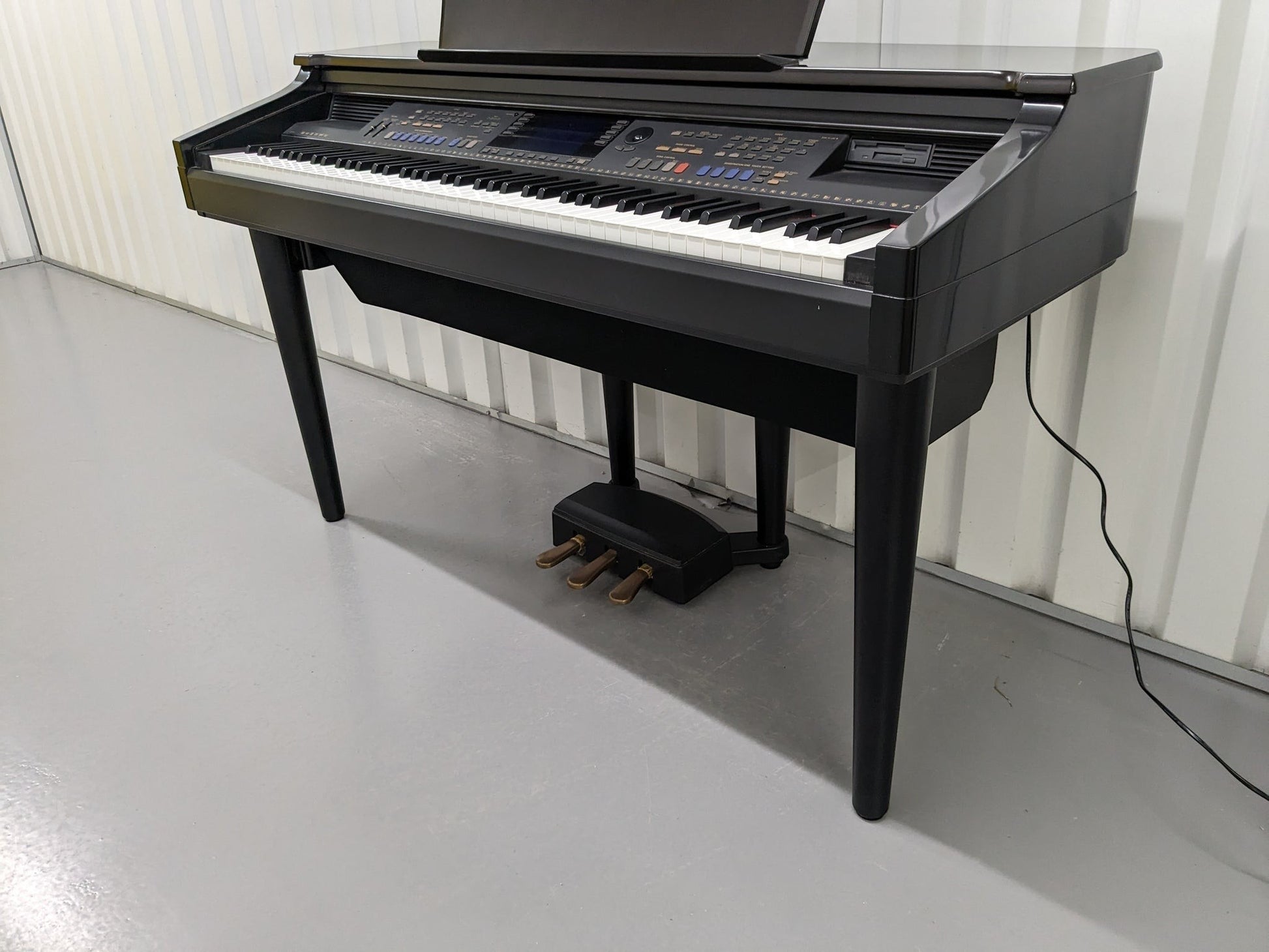 Đàn piano điện Yamaha CVP-107 màu đen sang trọng tại TÂN NHẠC CỤ với bàn phím búa GH và hệ 3 pedal chắc chắn