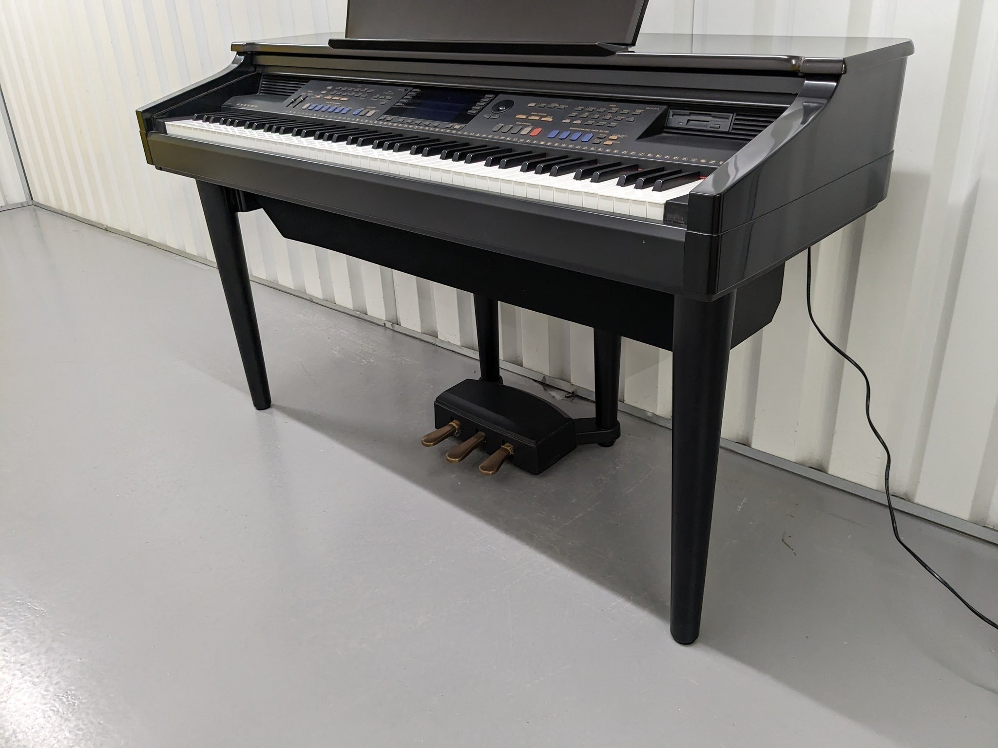 Đàn piano điện Yamaha CVP-107 màu đen sang trọng tại TÂN NHẠC CỤ với bàn phím búa GH và hệ 3 pedal chắc chắn