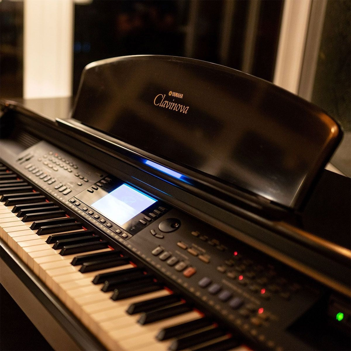 Đàn piano điện Yamaha CVP-107 màu đen tại Tân Nhạc Cụ với bảng điều khiển chi tiết và màn hình LCD