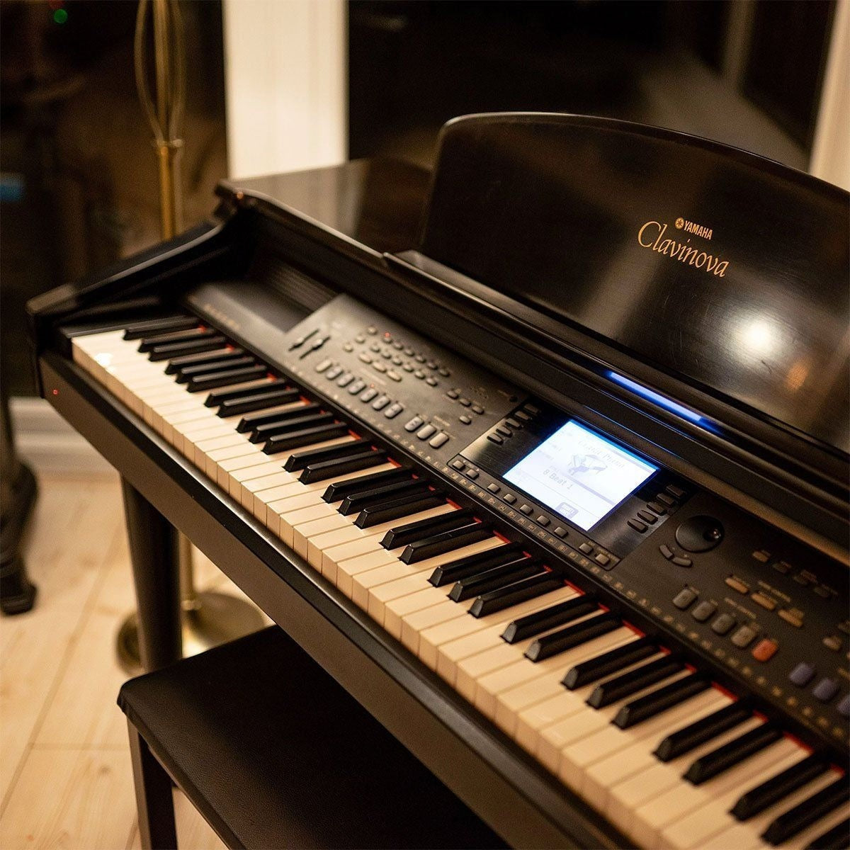 Đàn piano điện Yamaha CVP-107 màu đen tại Tân Nhạc Cụ với bàn phím búa GH và màn hình LCD hiển thị thông số