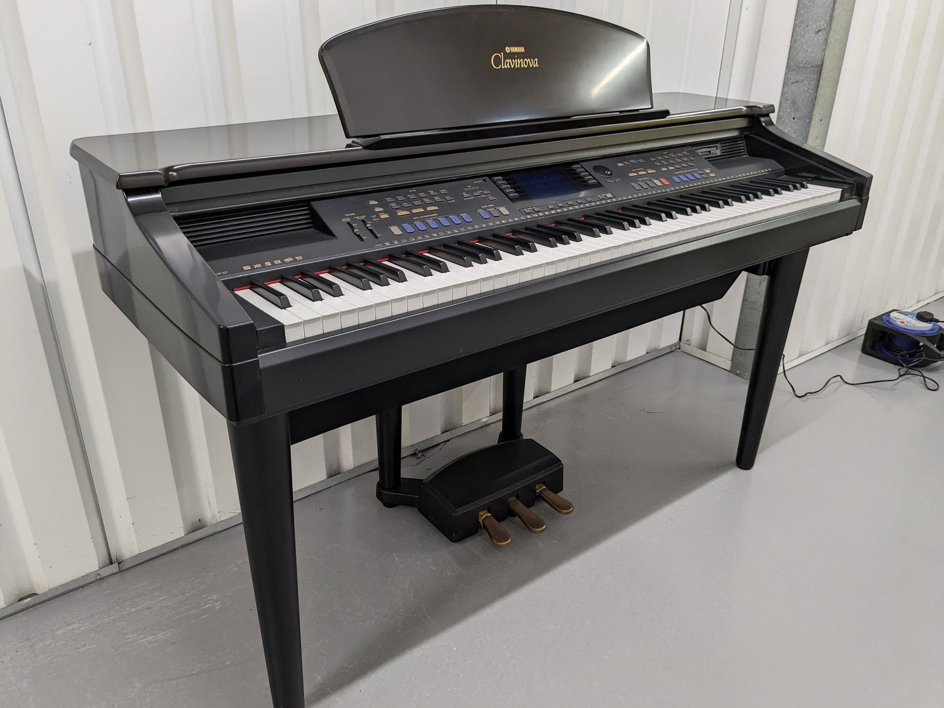 Đàn piano điện Yamaha CVP-107 màu đen sang trọng tại TÂN NHẠC CỤ với bàn phím búa GH và màn hình điều khiển đa năng