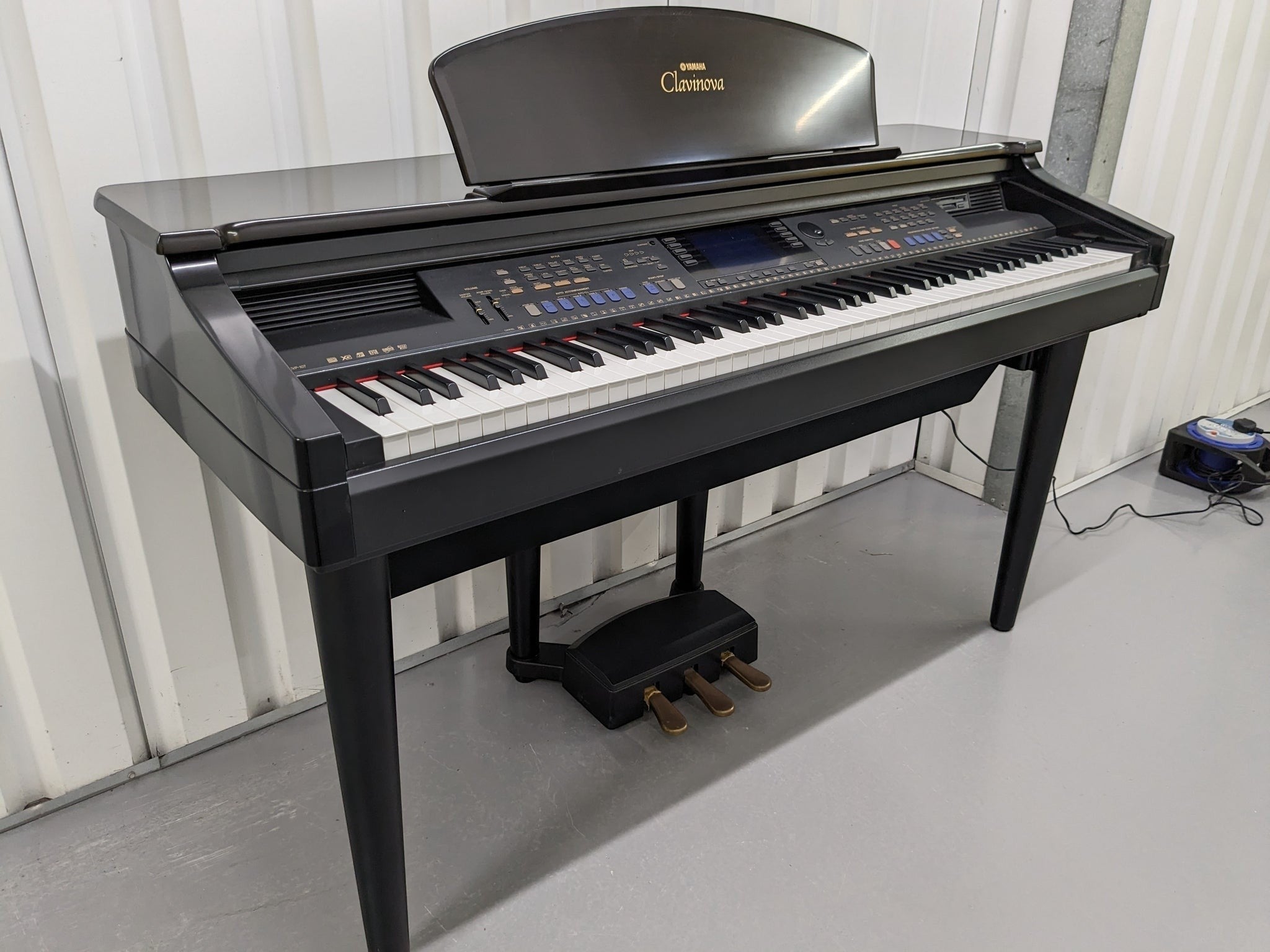 Đàn piano điện Yamaha CVP-107 màu đen sang trọng tại TÂN NHẠC CỤ với bàn phím búa GH và màn hình điều khiển đa năng