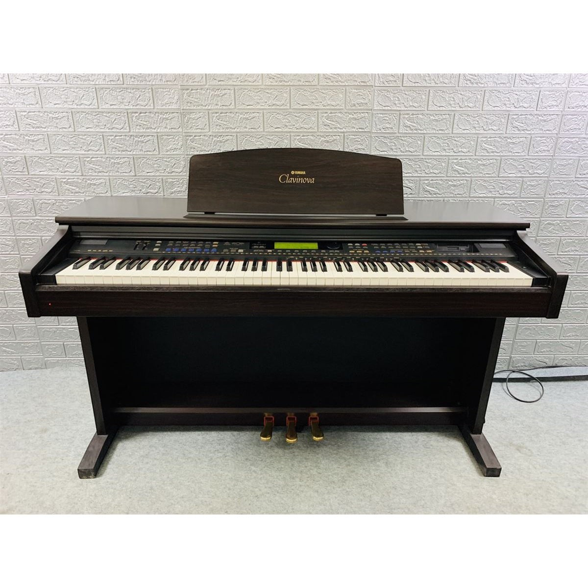 Đàn piano điện Yamaha CVP130 màu gỗ cẩm lai sang trọng tại TÂN NHẠC CỤ với thiết kế 88 phím chuẩn và bảng điều khiển
