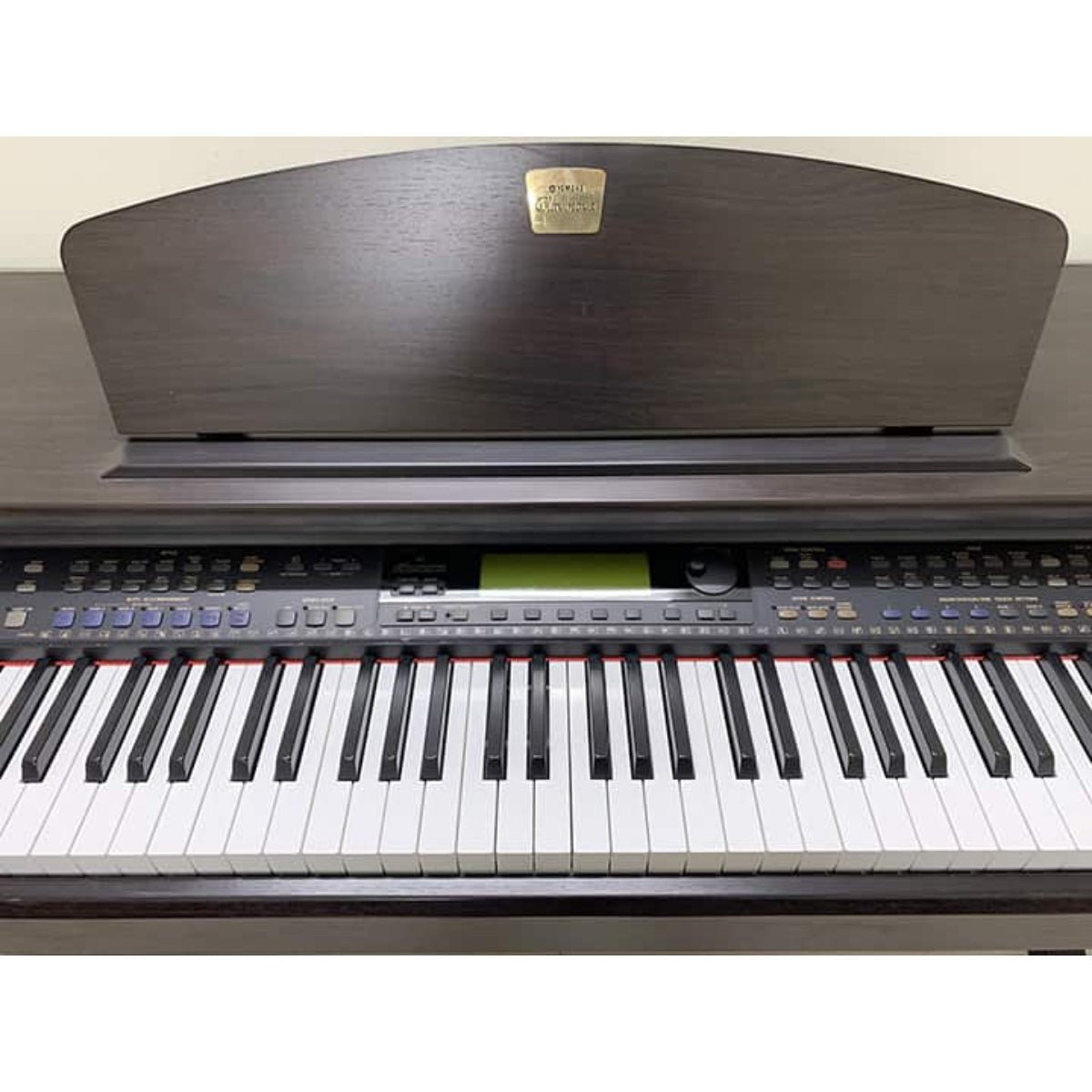Đàn piano điện Yamaha CVP130 màu gỗ cẩm lai sang trọng tại TÂN NHẠC CỤ với bảng điều khiển hiện đại và 88 phím đàn