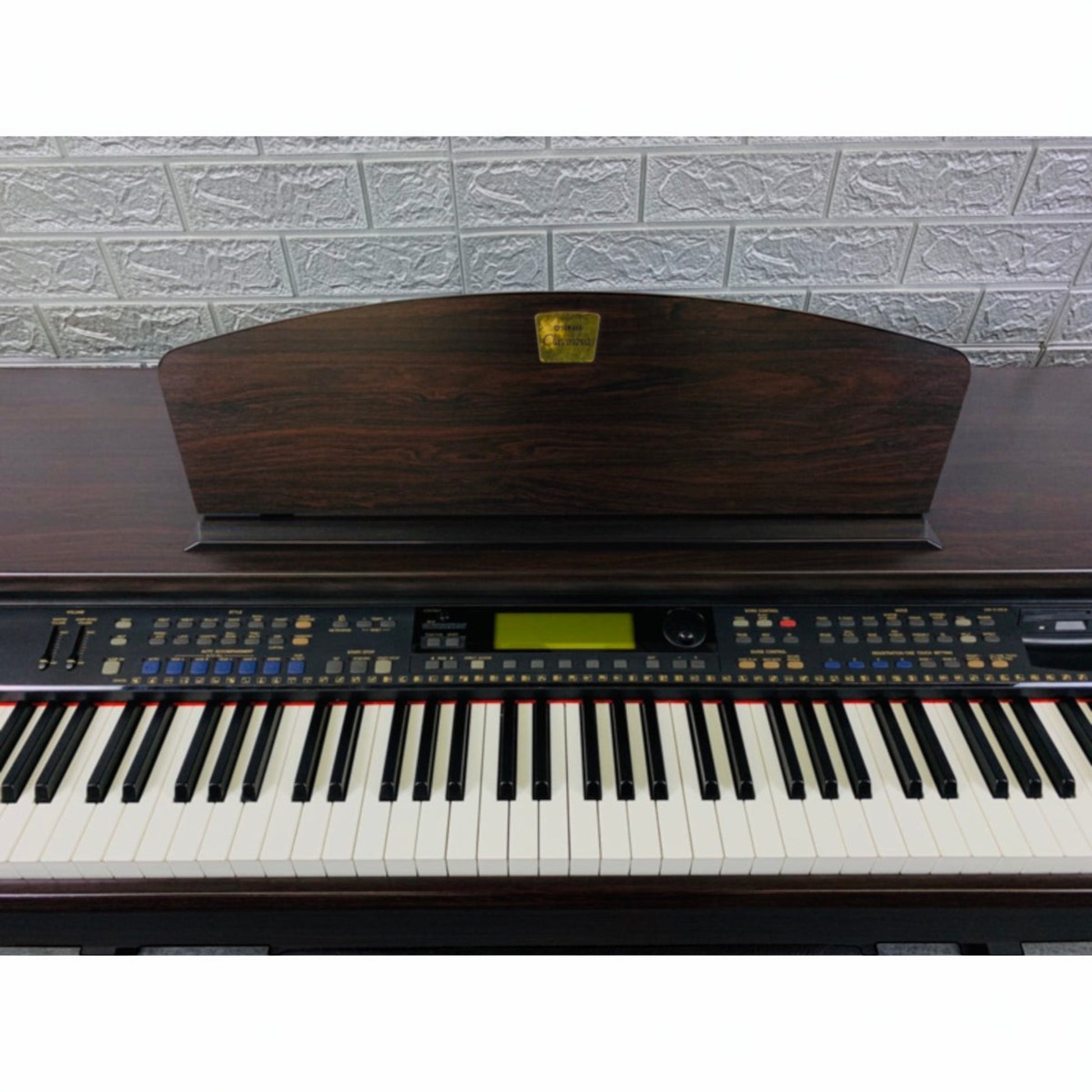 Đàn piano điện Yamaha CVP201 màu gỗ nâu sang trọng với bảng điều khiển hiện đại tại TÂN NHẠC CỤ
