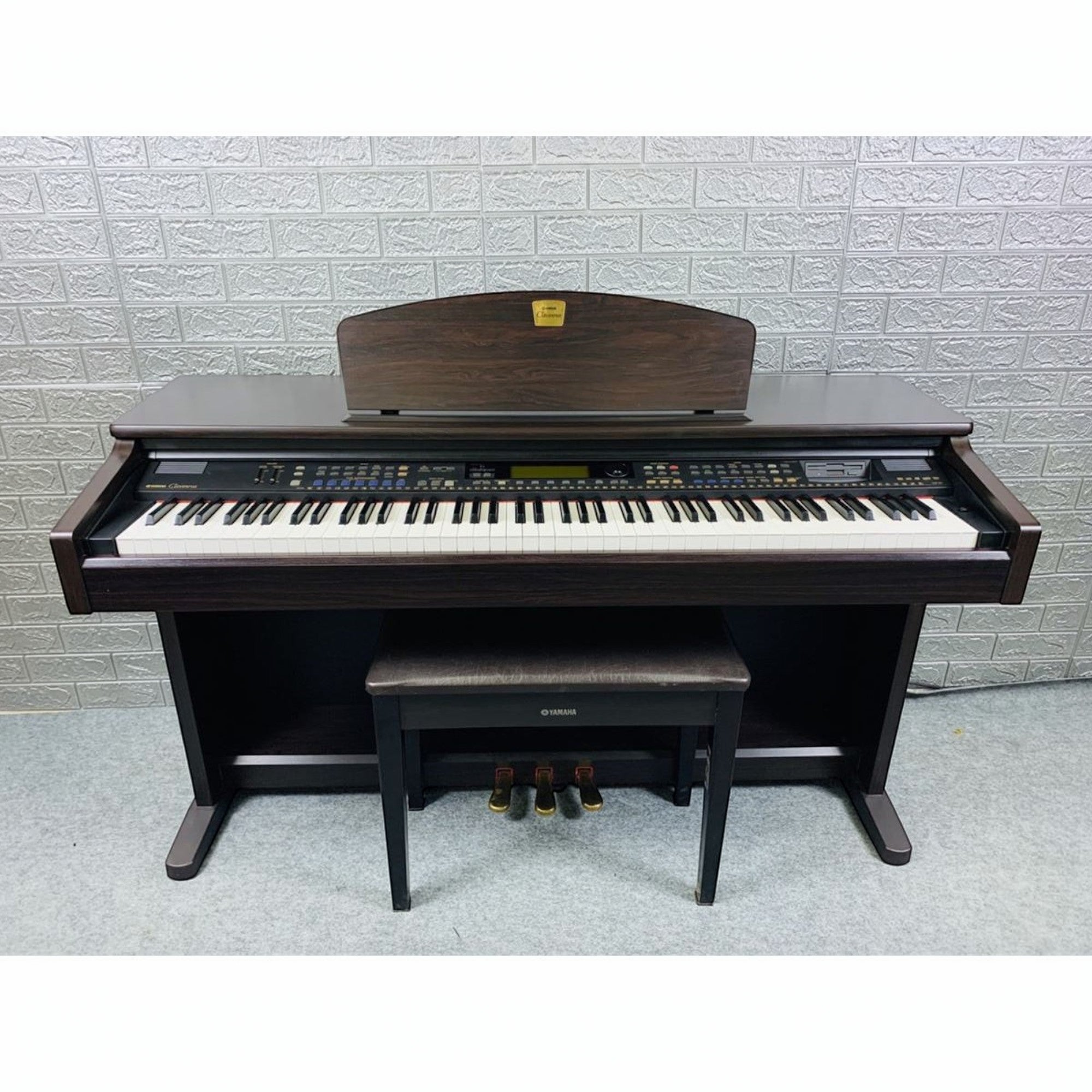 Đàn piano điện Yamaha CVP201 màu gỗ nâu sang trọng với 88 phím tại cửa hàng TÂN NHẠC CỤ