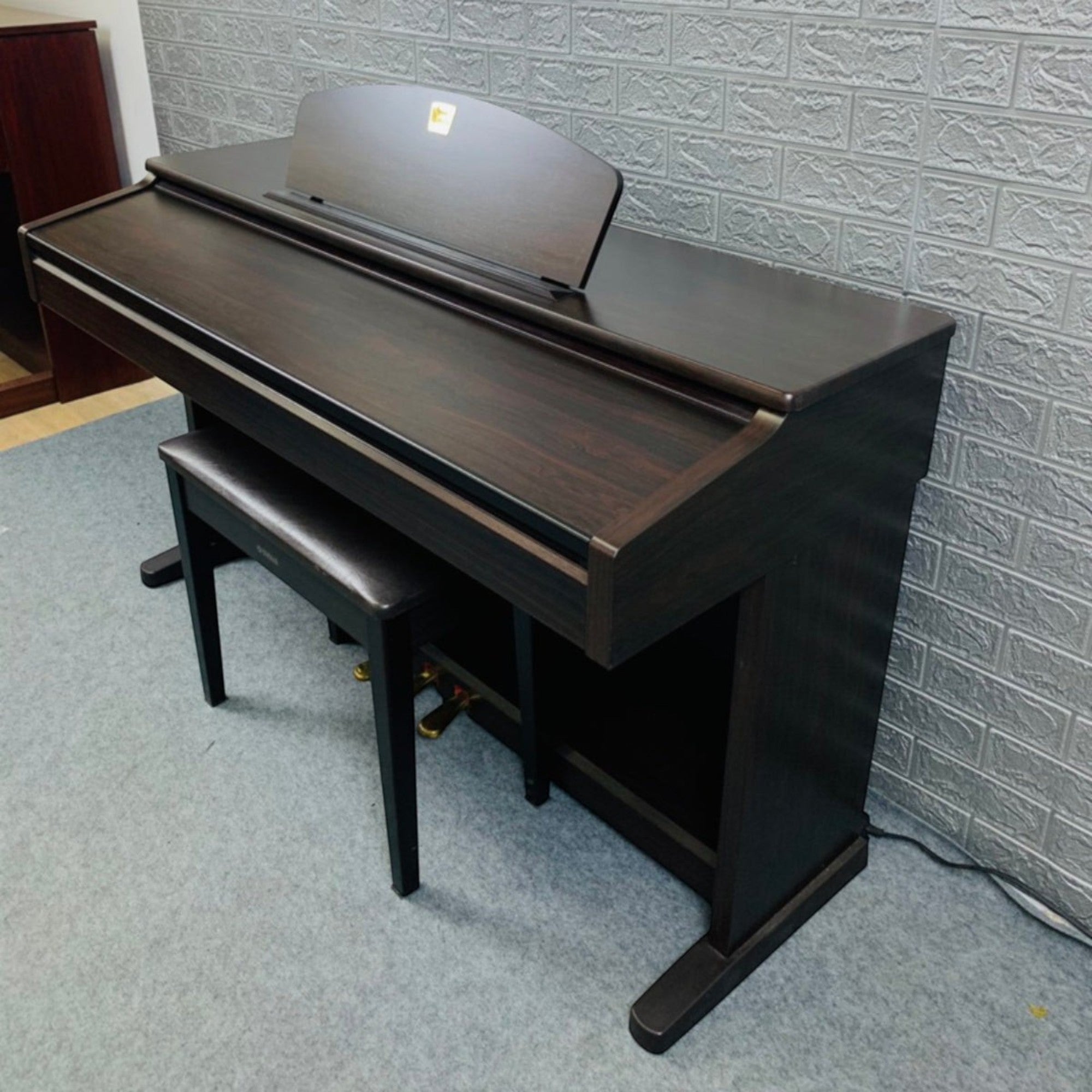 Đàn piano điện Yamaha CVP201 màu nâu gỗ sang trọng tại TÂN NHẠC CỤ với thiết kế hiện đại và 88 phím đàn tiêu chuẩn