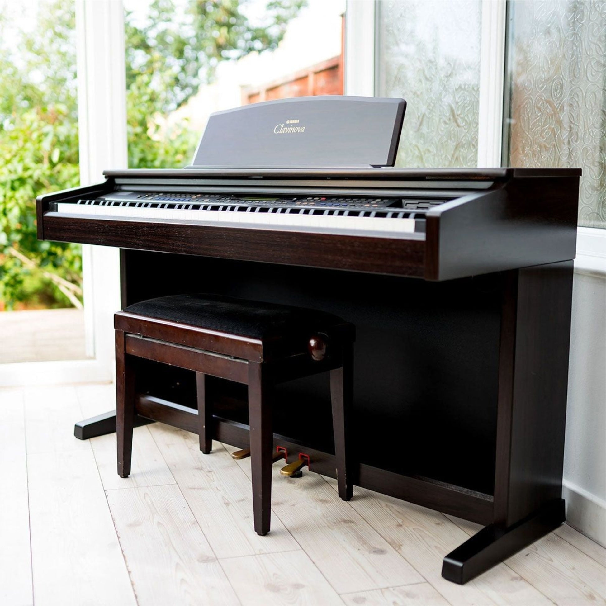 Đàn piano điện Yamaha CVP201 màu nâu gỗ sang trọng tại TÂN NHẠC CỤ với thiết kế upright hiện đại và ghế ngồi đi kèm