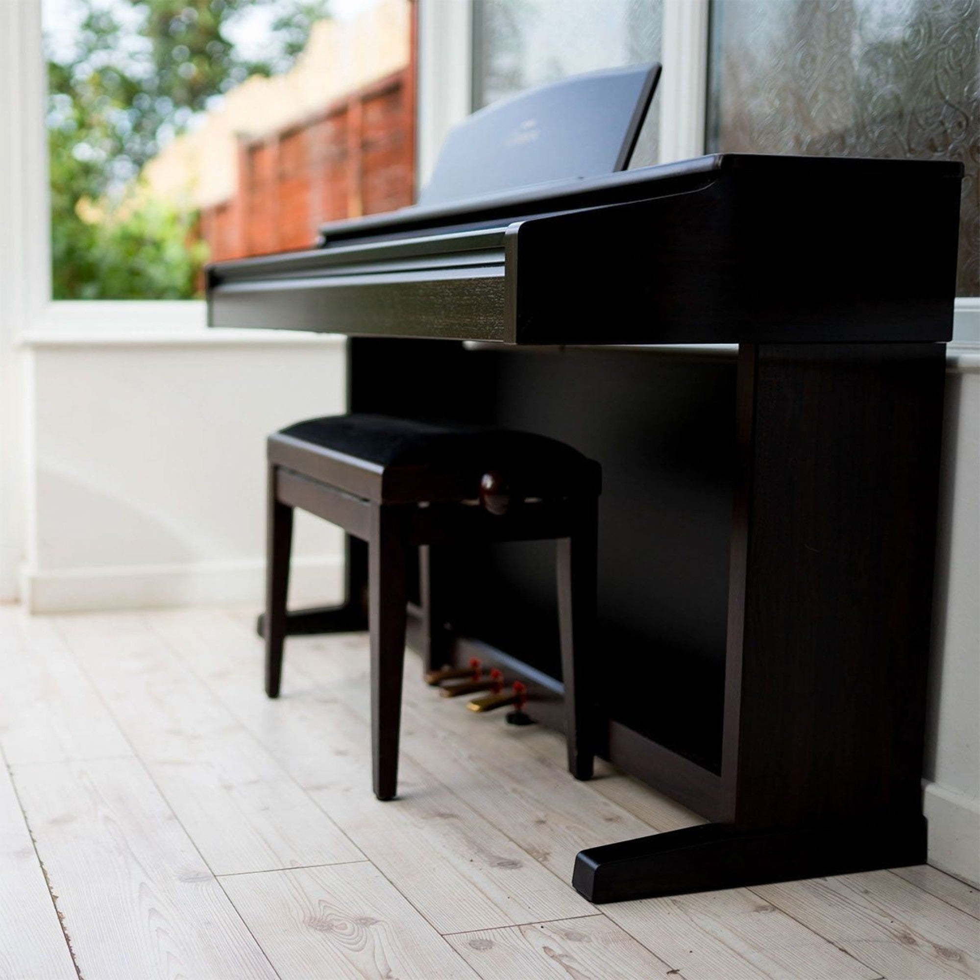 Đàn piano điện Yamaha CVP201 màu đen sang trọng với thiết kế upright hiện đại tại TÂN NHẠC CỤ