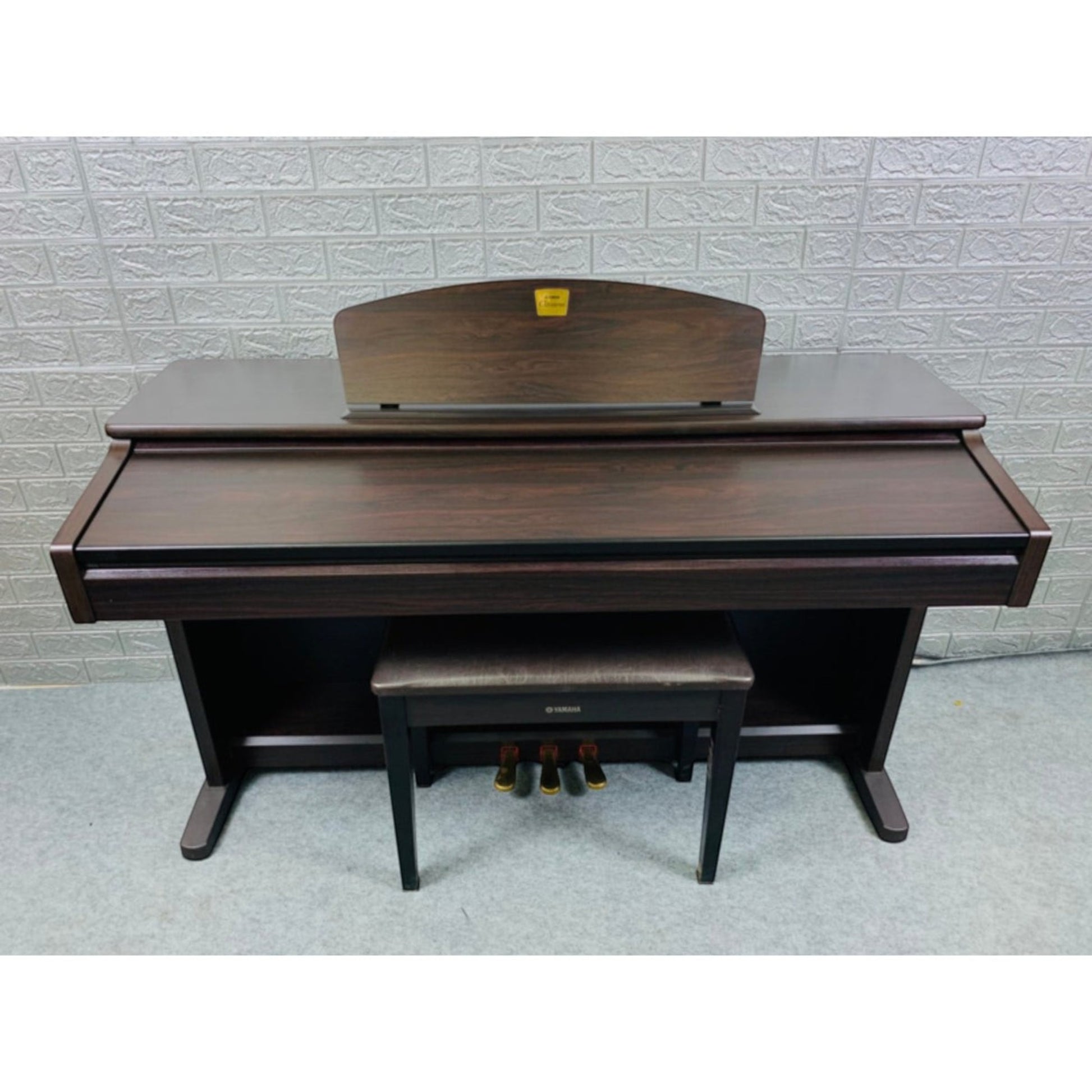 Đàn piano điện Yamaha CVP201 màu gỗ nâu sang trọng với thiết kế hiện đại tại TÂN NHẠC CỤ