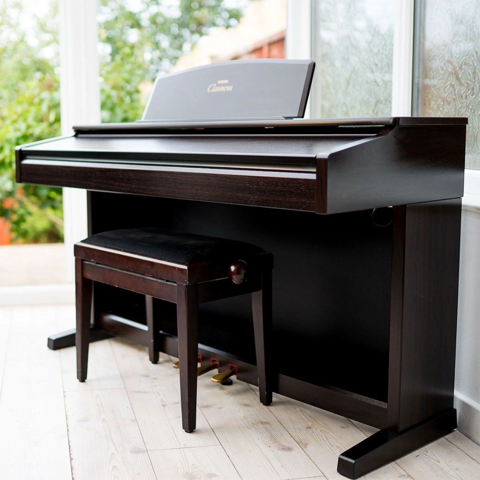 Đàn piano điện Yamaha CVP201 màu đen sang trọng với thiết kế upright hiện đại tại TÂN NHẠC CỤ