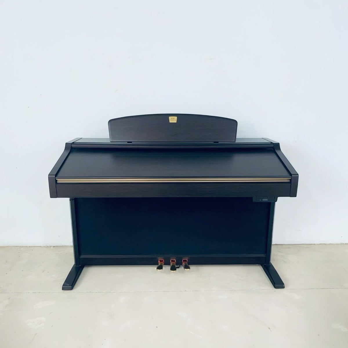Đàn piano điện Yamaha CVP-206 màu nâu gỗ sang trọng tại TÂN NHẠC CỤ với thiết kế dáng tủ cổ điển