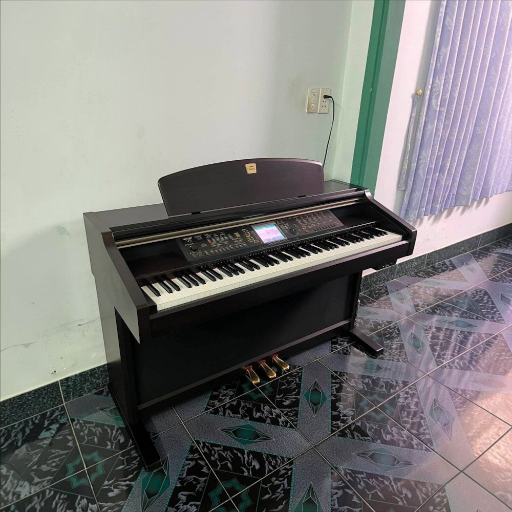 Đàn piano điện Yamaha CVP-206 màu nâu gỗ tại TÂN NHẠC CỤ, thiết kế dáng tủ với màn hình màu và bàn phím búa GH.