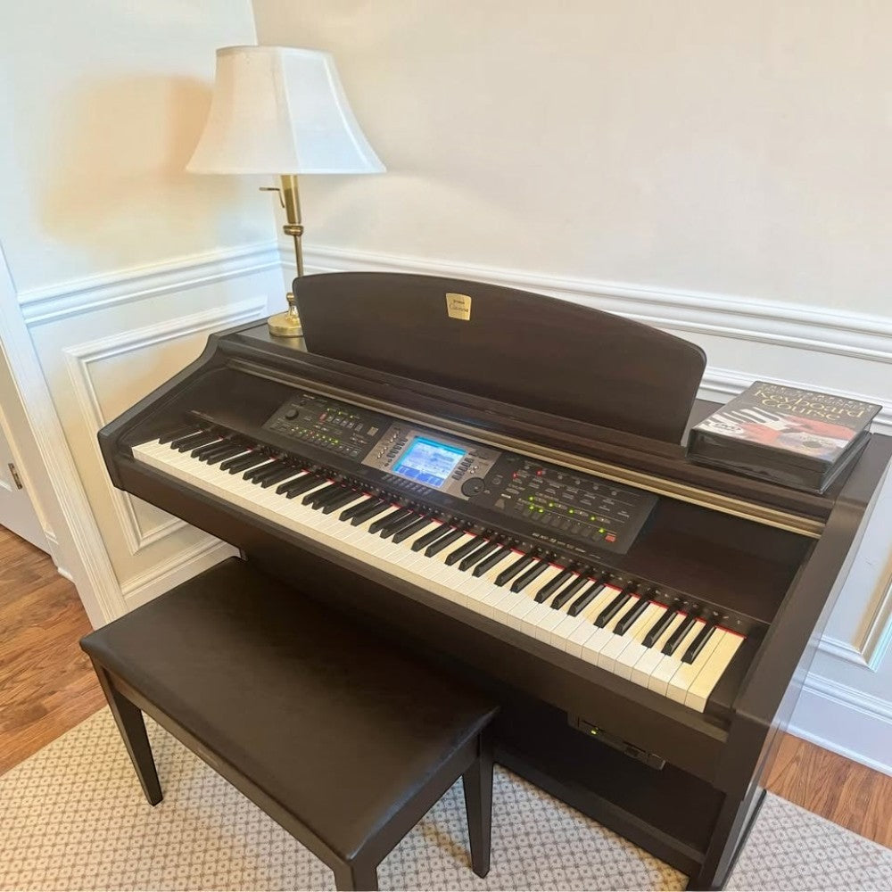 Đàn piano điện Yamaha CVP-206 màu nâu gỗ tại Tân Nhạc Cụ với bàn phím búa GH và màn hình màu hiển thị bản nhạc