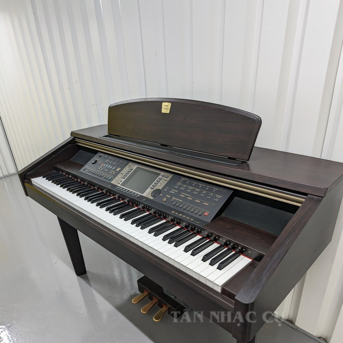 Đàn piano điện TÂN NHẠC CỤ Yamaha CVP-207 màu nâu gỗ với 88 phím búa GH, màn hình màu VGA và bảng điều khiển đa năng.