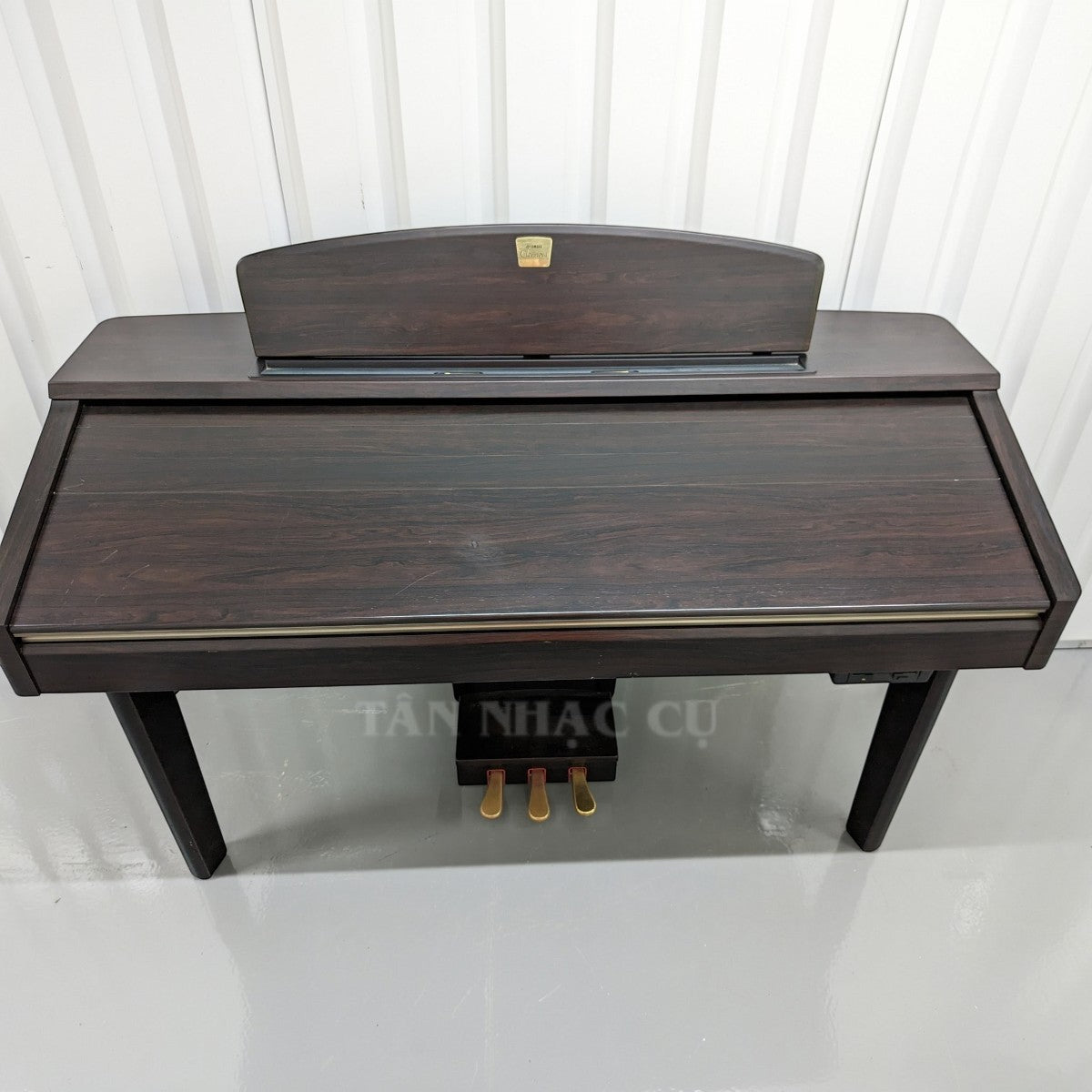 Đàn piano điện Yamaha CVP207 màu gỗ nâu sang trọng, thiết kế dáng tủ chắc chắn tại Tân Nhạc Cụ