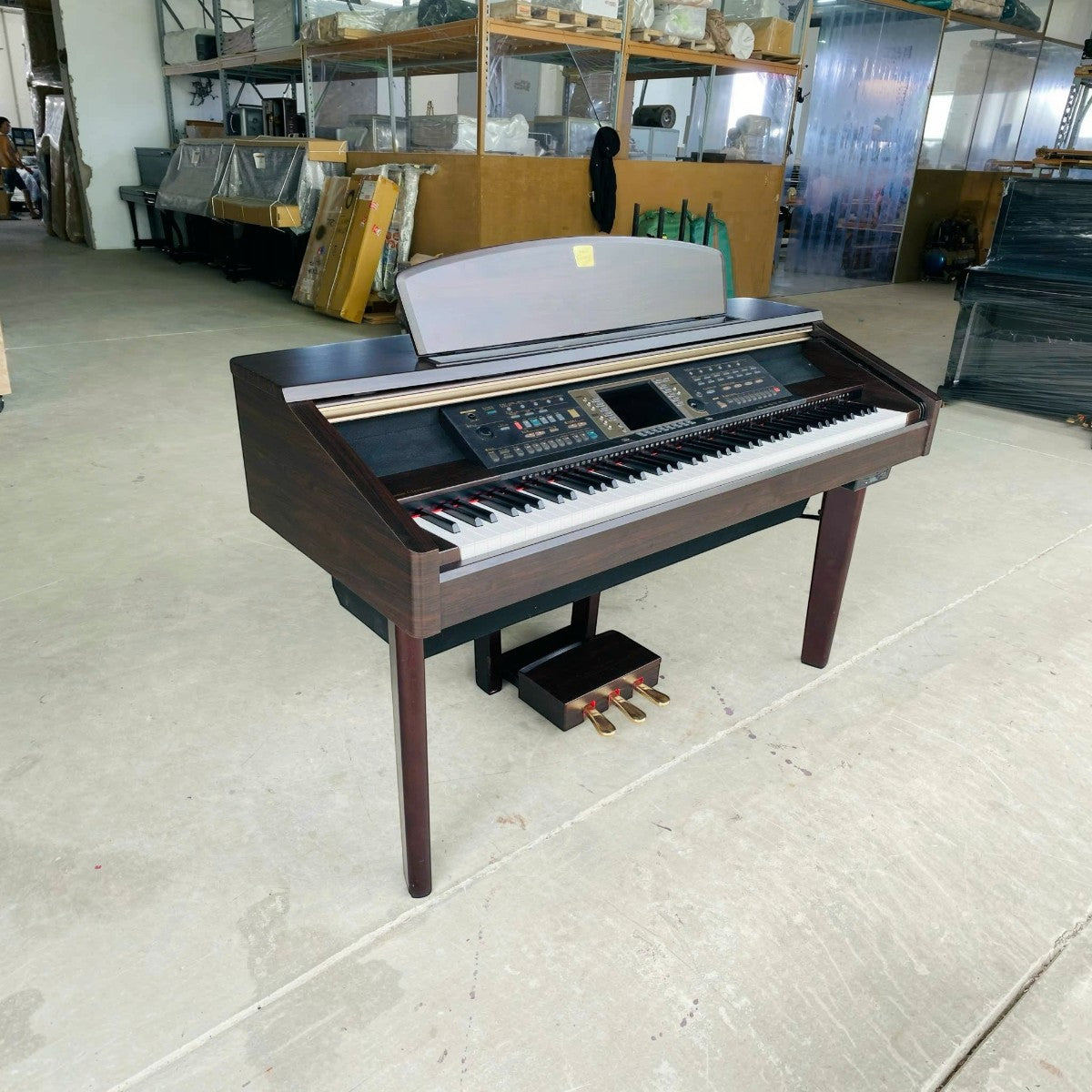Đàn piano điện đa năng TÂN NHẠC CỤ Yamaha CVP-207 màu nâu gỗ với màn hình VGA và hệ phím búa GH trong showroom