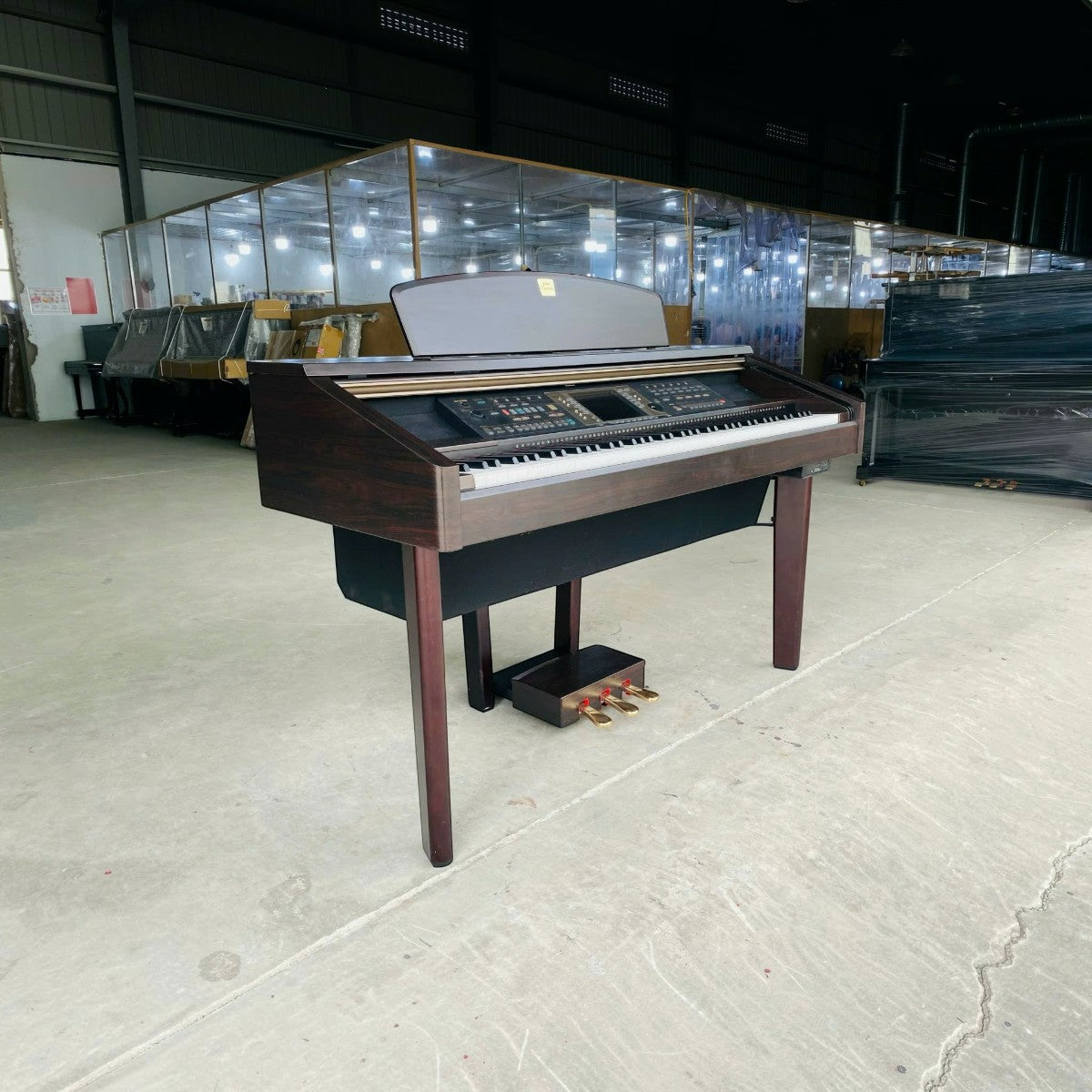 Đàn piano điện đa năng TÂN NHẠC CỤ Yamaha CVP-207 màu gỗ nâu với màn hình VGA và hệ phím búa GH tại showroom