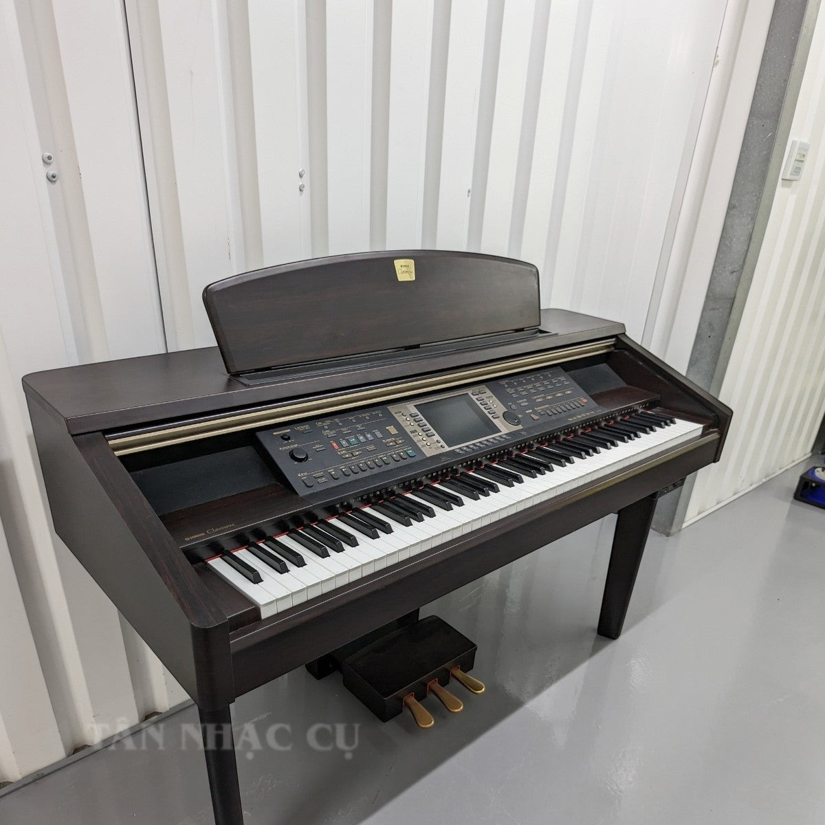 Đàn piano điện đa năng TÂN NHẠC CỤ Yamaha CVP-207 màu gỗ nâu sang trọng với màn hình VGA và bàn phím búa GH