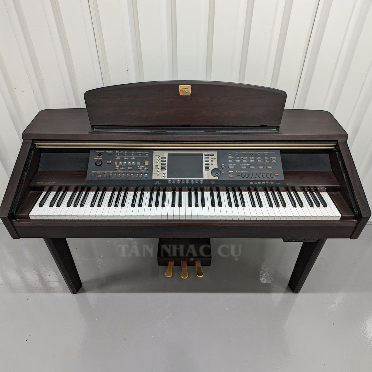 Đàn piano điện đa năng TÂN NHẠC CỤ Yamaha CVP-207 màu gỗ nâu với bàn phím búa GH và màn hình điều khiển trung tâm