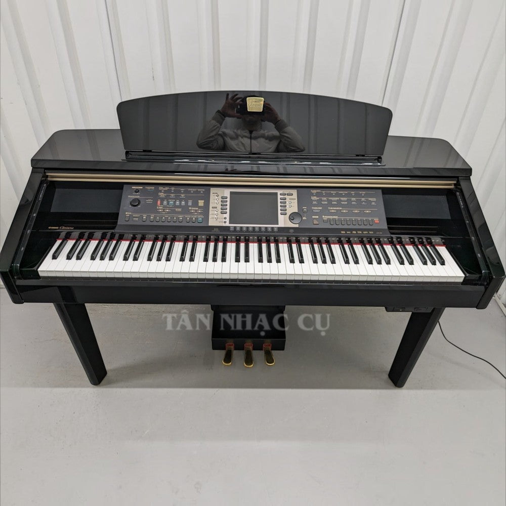 Đàn piano điện TÂN NHẠC CỤ Yamaha CVP209PE màu đen bóng với bàn phím GH và màn hình điều khiển trung tâm