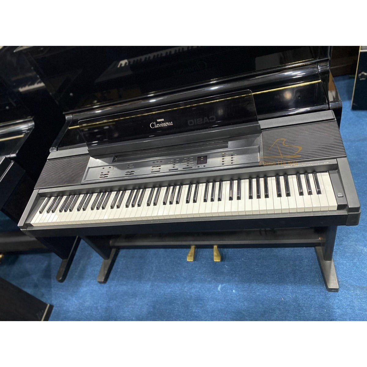 Đàn piano điện Yamaha CVP-6 màu đen tại TÂN NHẠC CỤ, thiết kế 88 phím chuẩn với bảng điều khiển đa năng