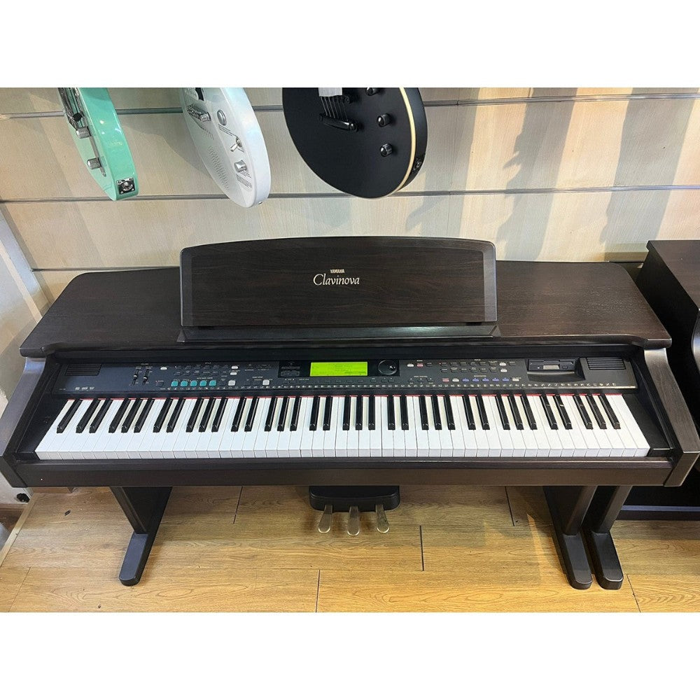 Đàn piano điện Yamaha CVP-69 cũ màu nâu gỗ sang trọng tại TÂN NHẠC CỤ, thiết kế dáng tủ với bàn phím búa 88 phím.
