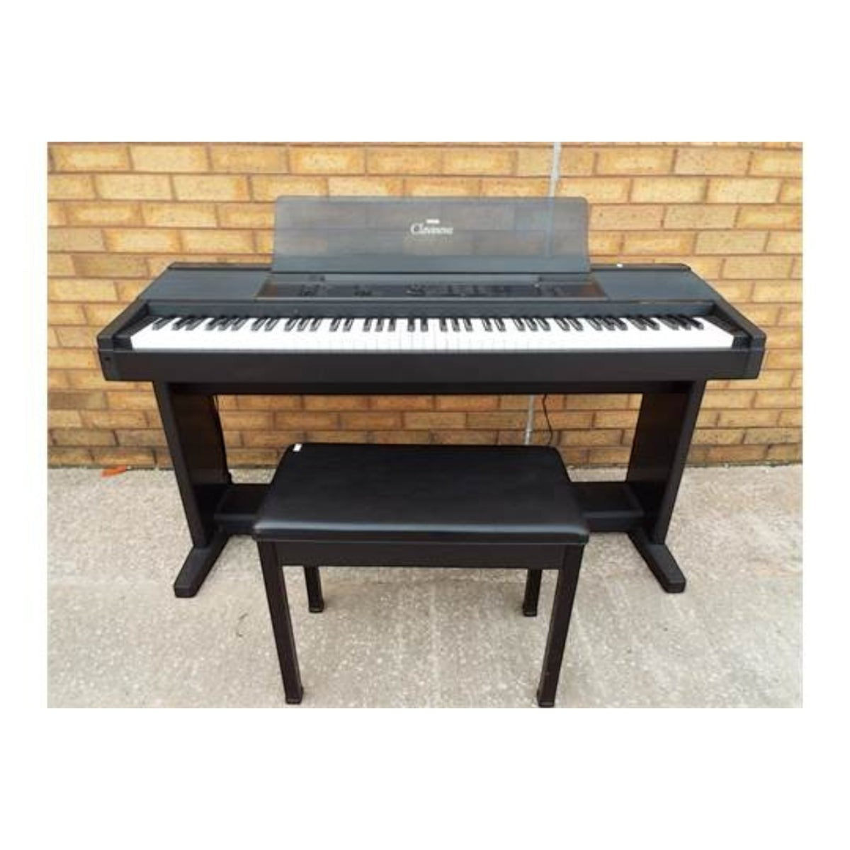 Đàn piano điện TÂN NHẠC CỤ Yamaha CVP-6 màu đen với 88 phím chuẩn và ghế ngồi đi kèm, thiết kế gọn gàng.