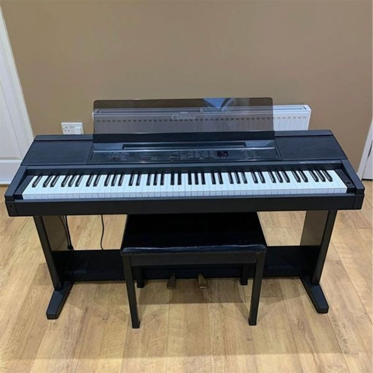 Đàn piano điện Yamaha CVP-6 màu đen tại TÂN NHẠC CỤ, thiết kế 88 phím chuẩn với nắp đậy và ghế ngồi đi kèm.