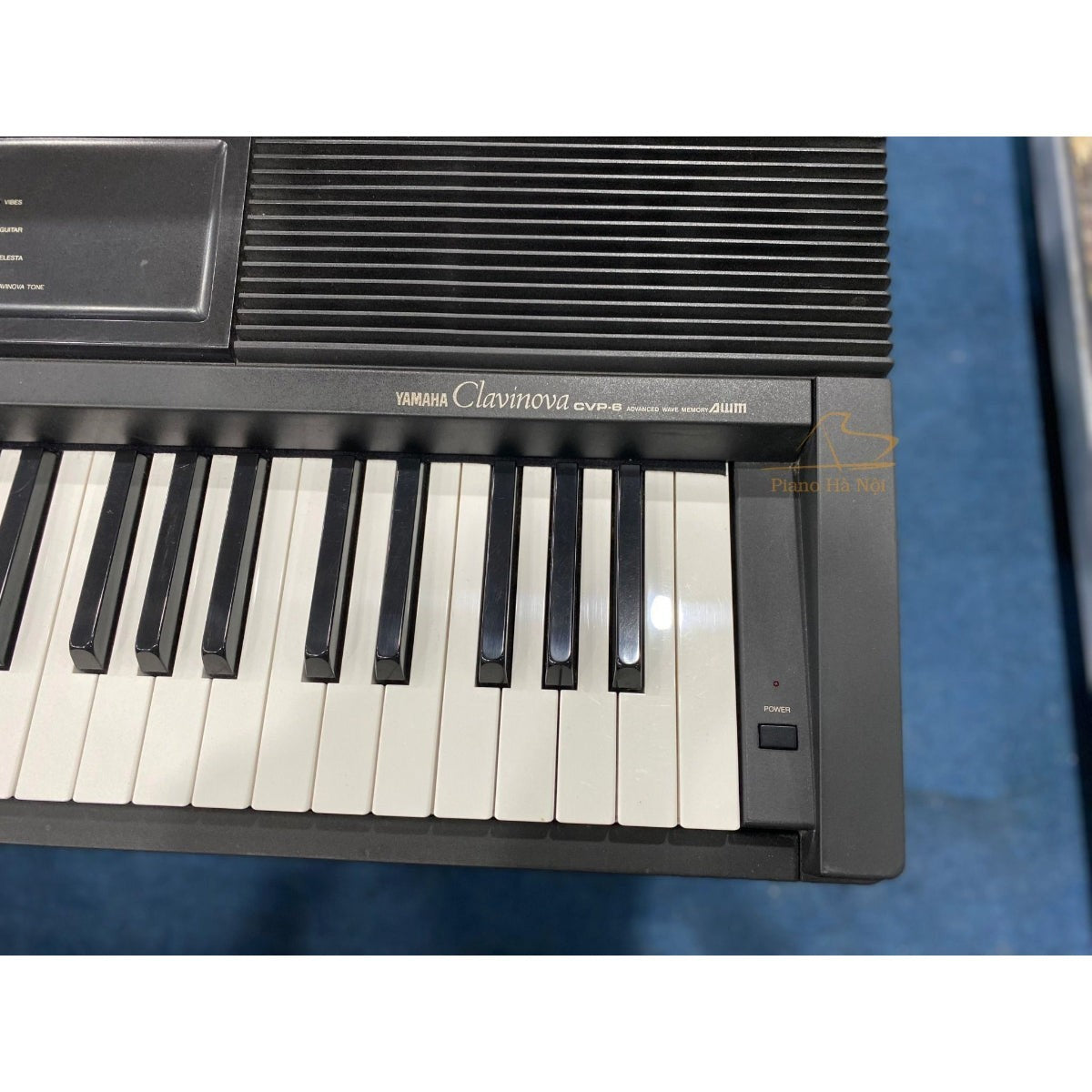Bàn phím đàn piano điện TÂN NHẠC CỤ Yamaha CVP-6 màu đen với thiết kế 88 phím chuẩn và logo Clavinova