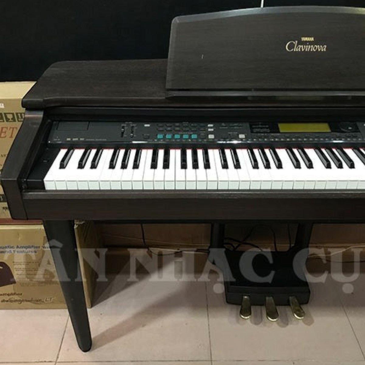 Đàn piano điện Yamaha CVP-79 màu nâu gỗ tại Tân Nhạc Cụ với thiết kế dáng tủ, 88 phím búa và bảng điều khiển đa năng