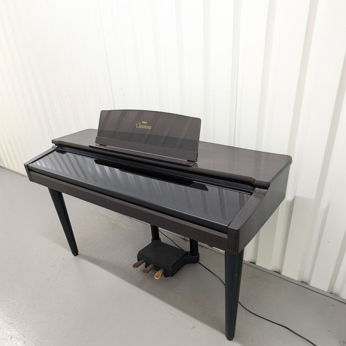 Đàn piano điện Yamaha CVP-79 màu nâu gỗ sang trọng tại Tân Nhạc Cụ, thiết kế dáng tủ cổ điển với 3 pedal.