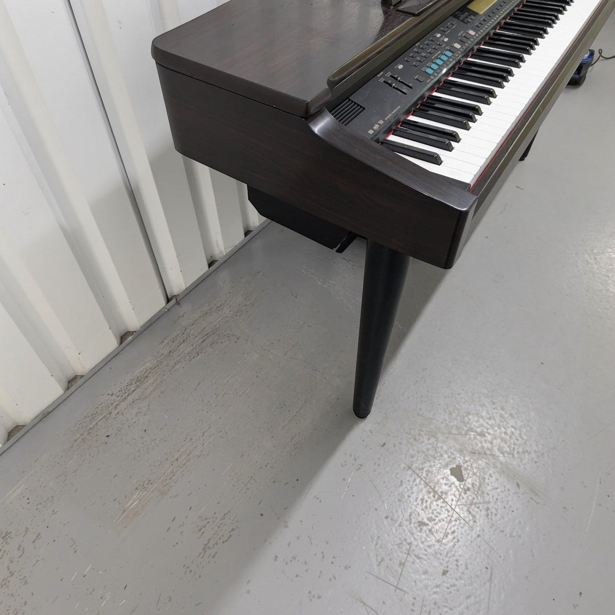 Đàn piano điện Yamaha CVP-79 màu nâu gỗ tại TÂN NHẠC CỤ, thiết kế dáng tủ với bàn phím búa 88 phím.