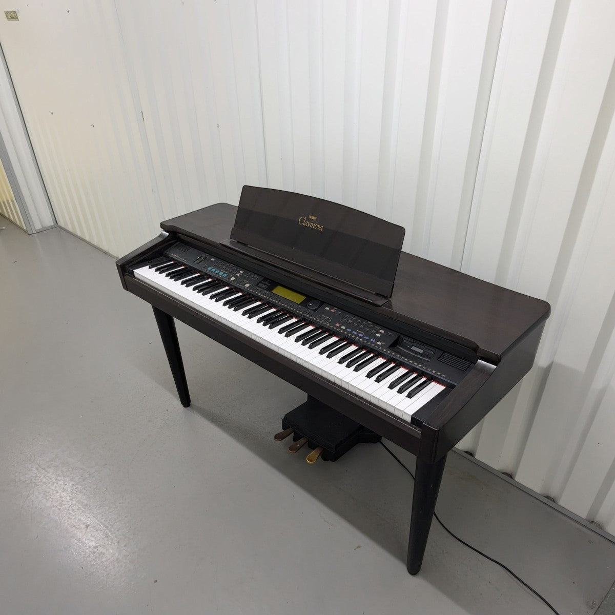 Đàn piano điện Yamaha CVP-79 màu nâu gỗ tại TÂN NHẠC CỤ, thiết kế dáng tủ với 88 phím búa và bảng điều khiển đa năng
