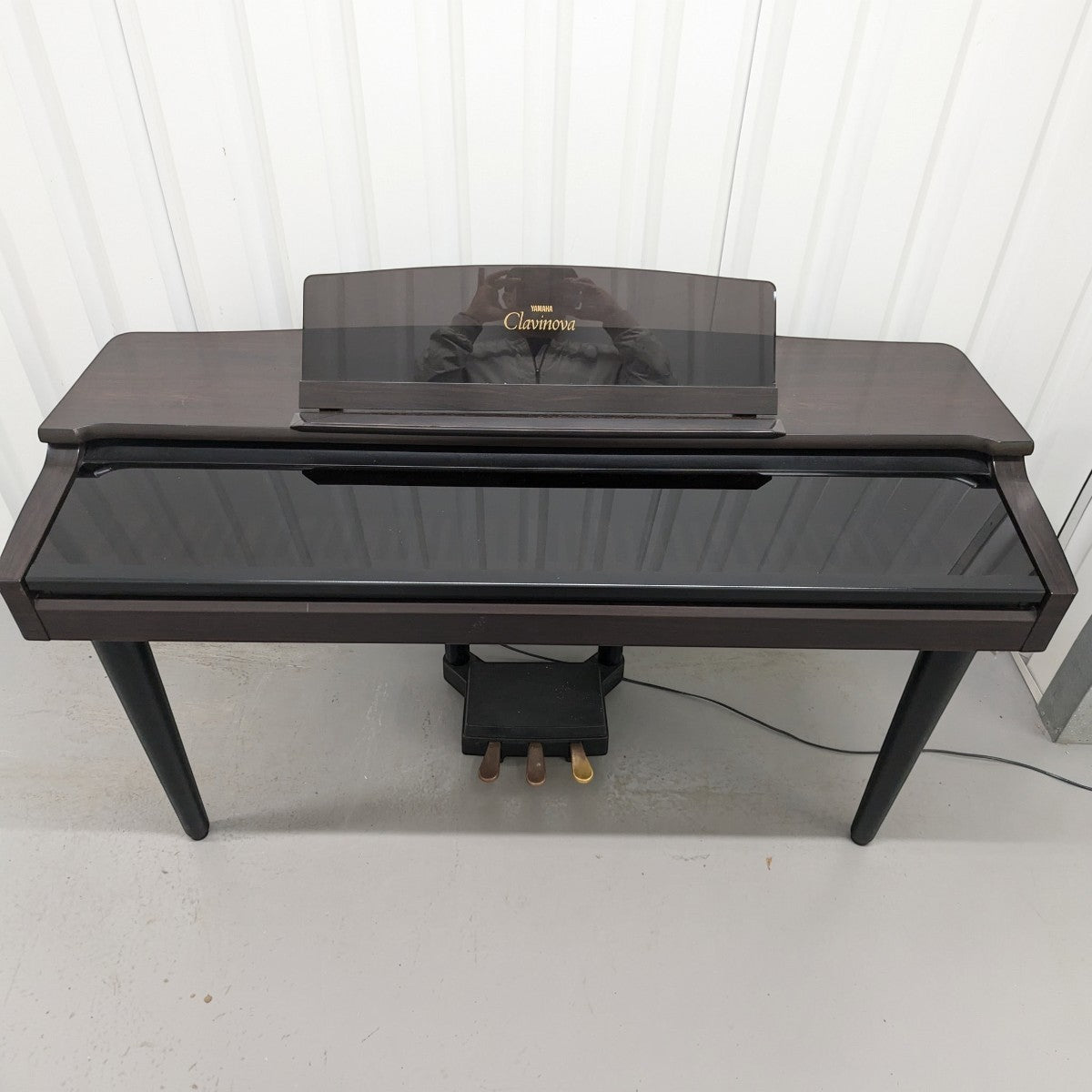 Đàn piano điện Yamaha CVP-79 dáng tủ màu nâu gỗ sang trọng tại Tân Nhạc Cụ, thiết kế 88 phím búa với 3 pedal.