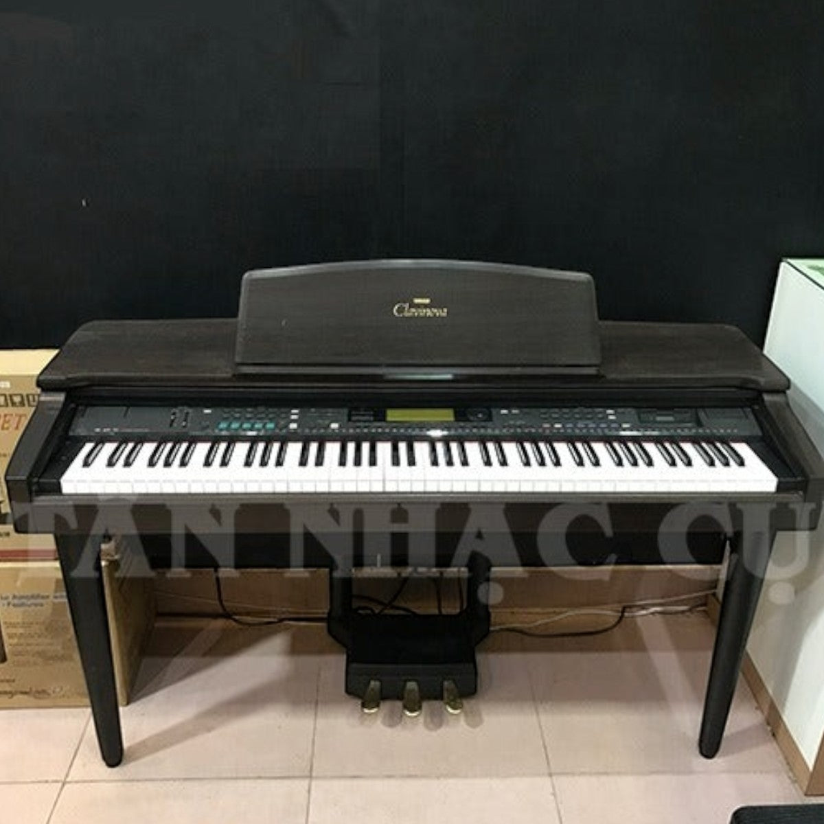 Đàn piano điện Yamaha CVP-79 cũ tại TÂN NHẠC CỤ với thiết kế dáng tủ màu nâu gỗ sang trọng và 88 phím búa GH.