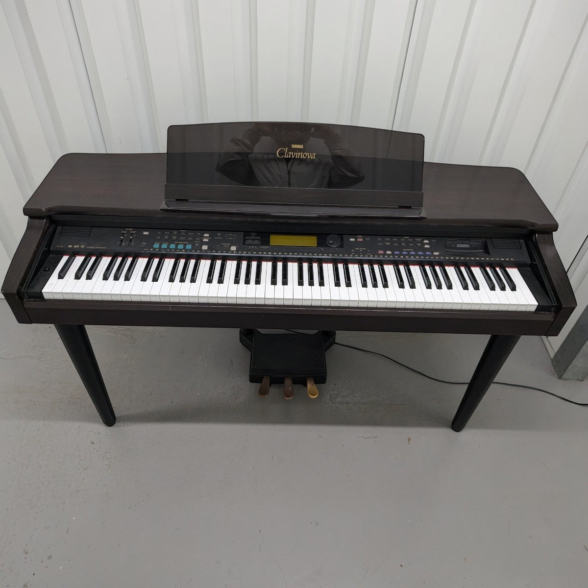 Đàn piano điện Yamaha CVP-79 màu nâu gỗ dáng tủ tại TÂN NHẠC CỤ, thiết kế 88 phím búa và bảng điều khiển đa năng.